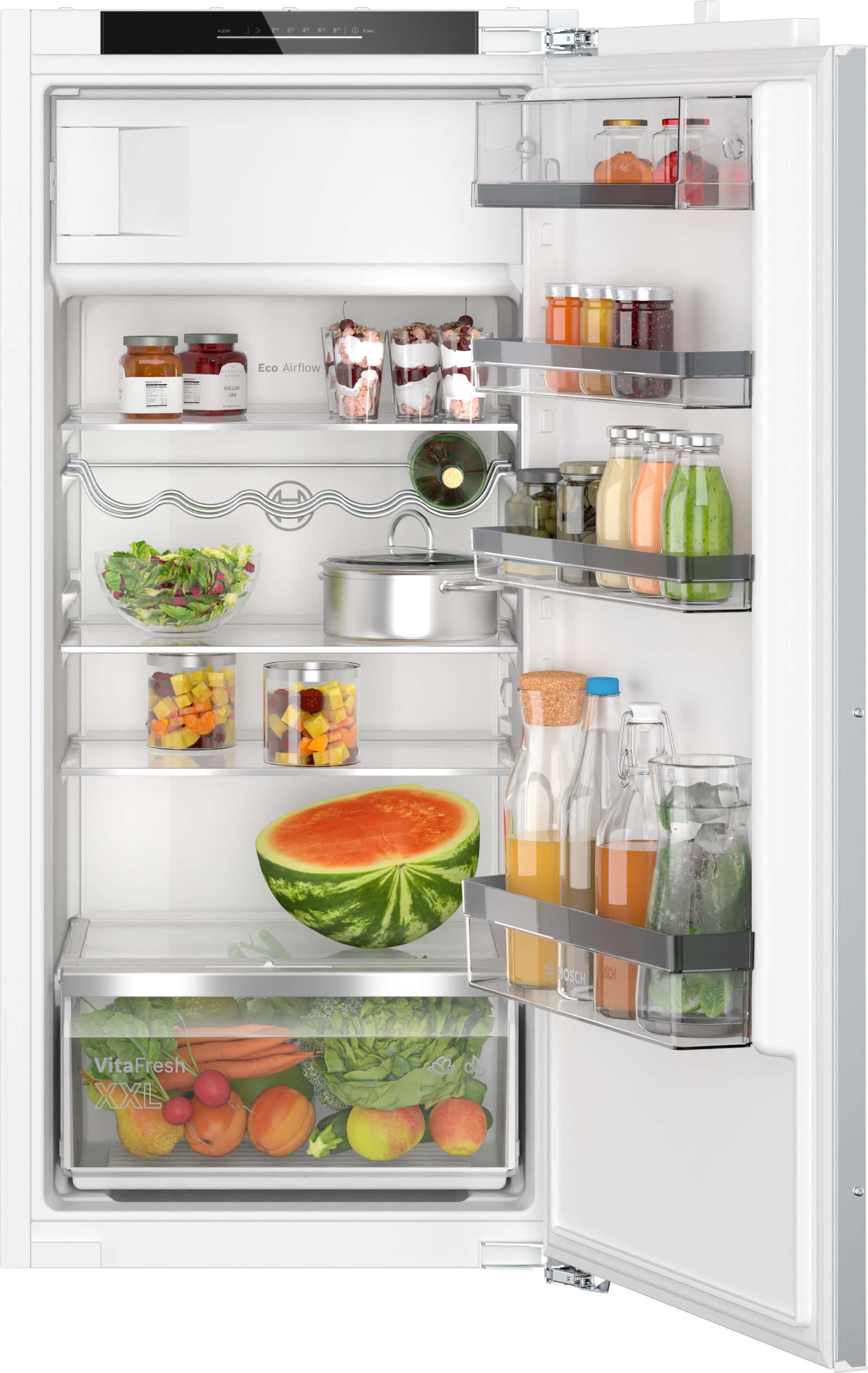 Offener Kühlschrank mit Lebensmitteln, Wassermelone und Glasflaschen.