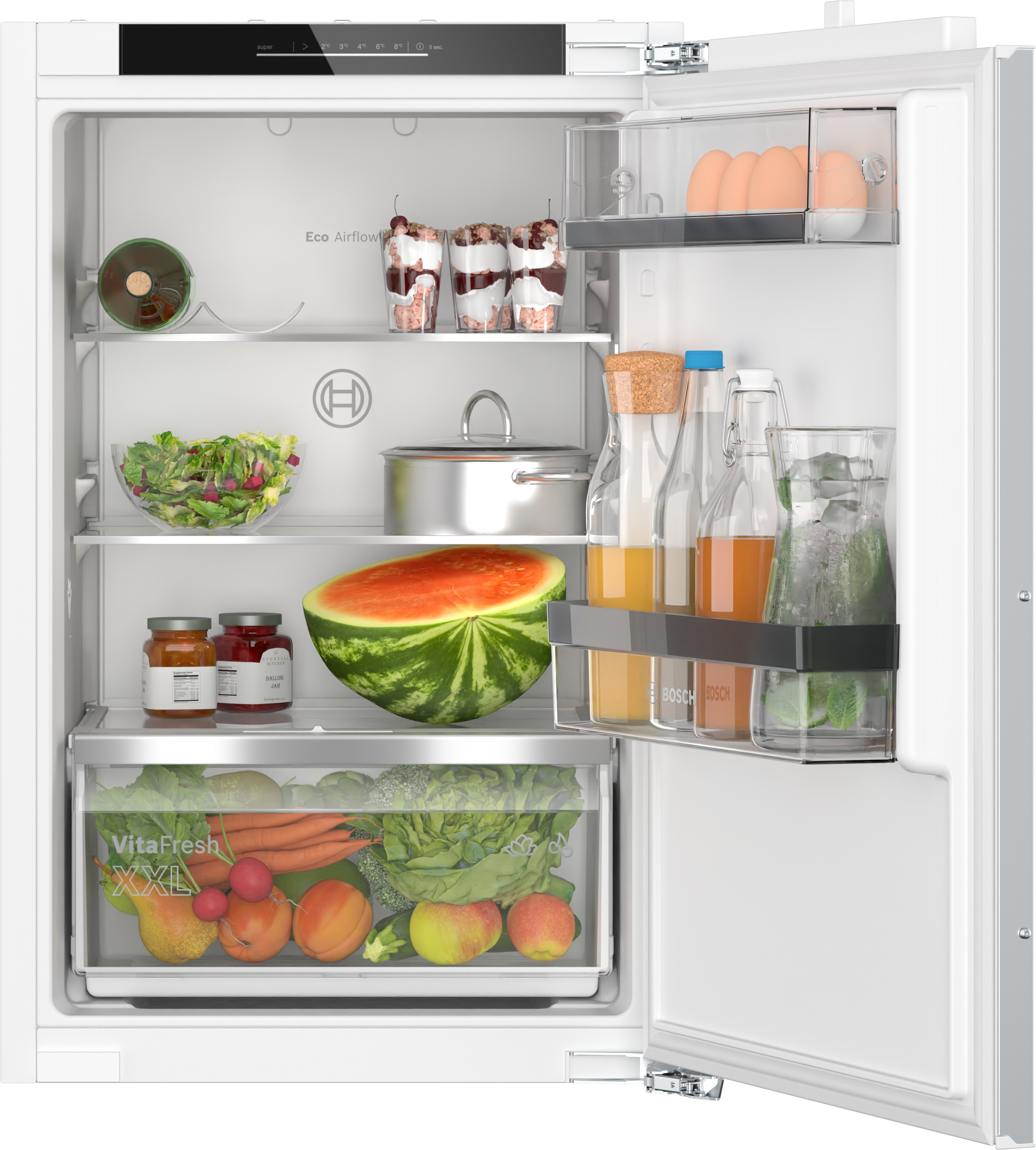 Ein geöffneter Kühlschrank, gefüllt mit Lebensmitteln wie Wassermelone, Gemüse und Gläsern.