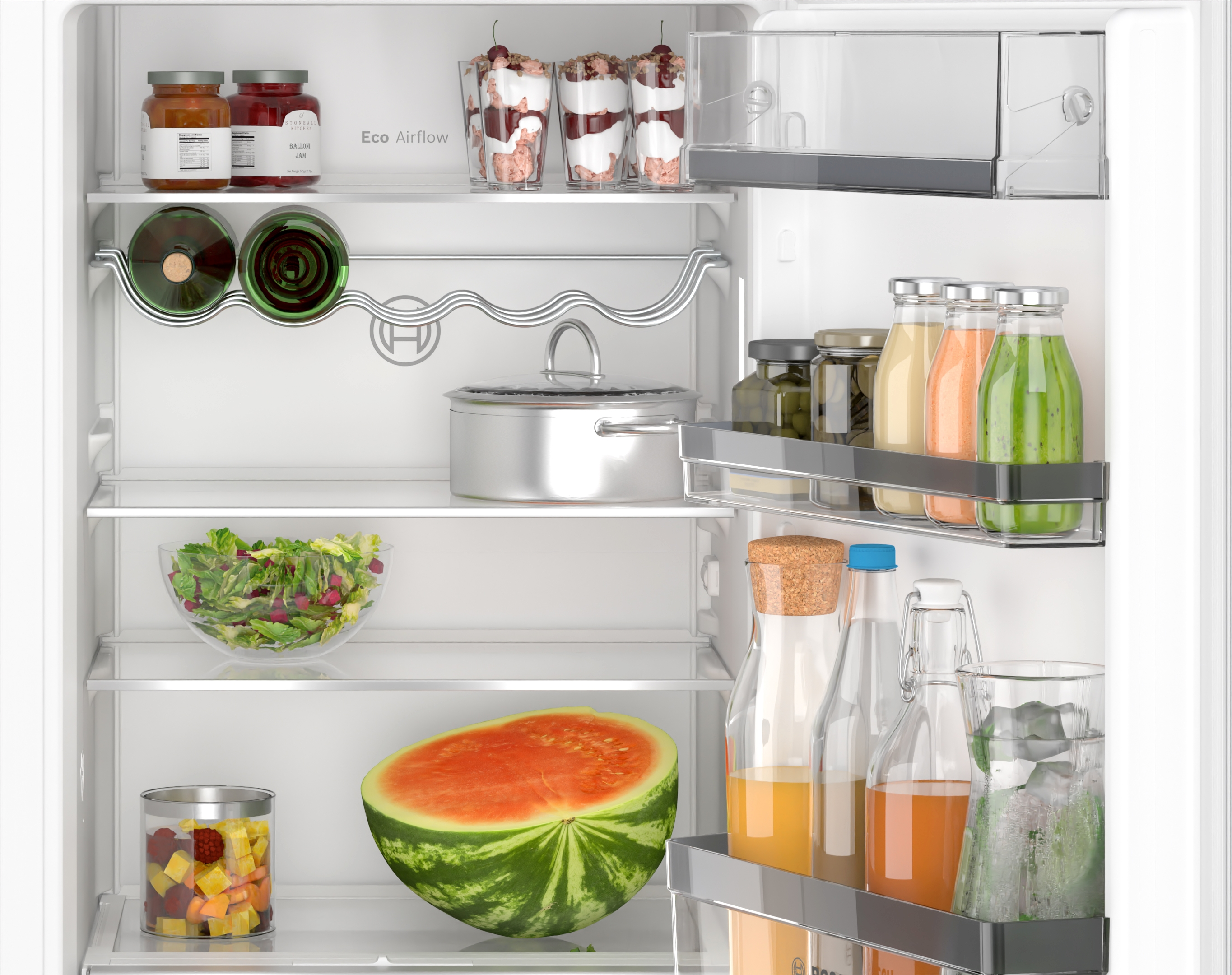 Offener Kühlschrank mit Lebensmitteln, darunter Gläser, Flaschen, eine Wassermelone und eine Schüssel Salat.