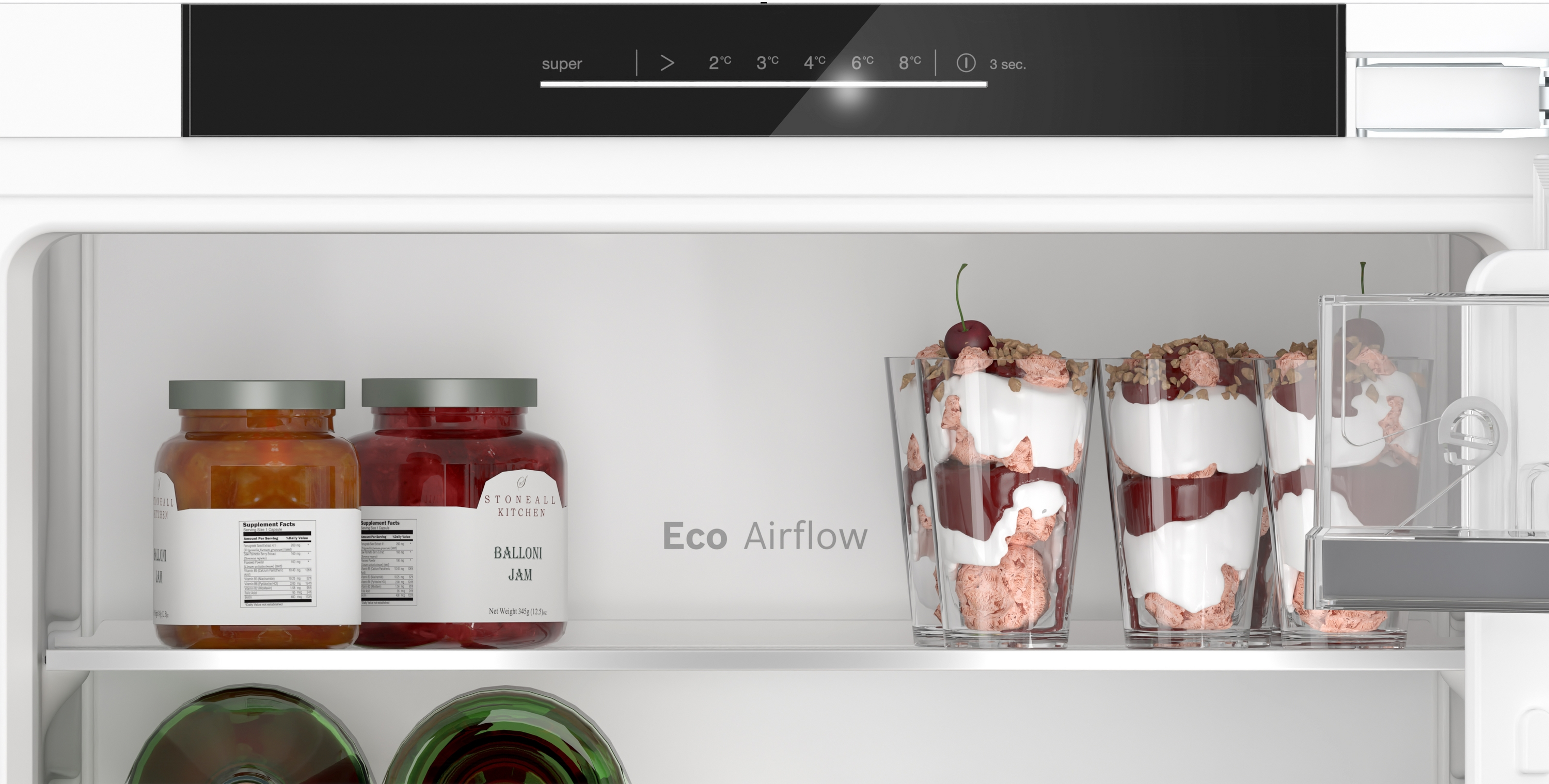 Kühlschrankregal mit Marmeladengläsern, Parfaits und einem 'Eco Airflow' Etikett. Schwarzes Bedienfeld oben.