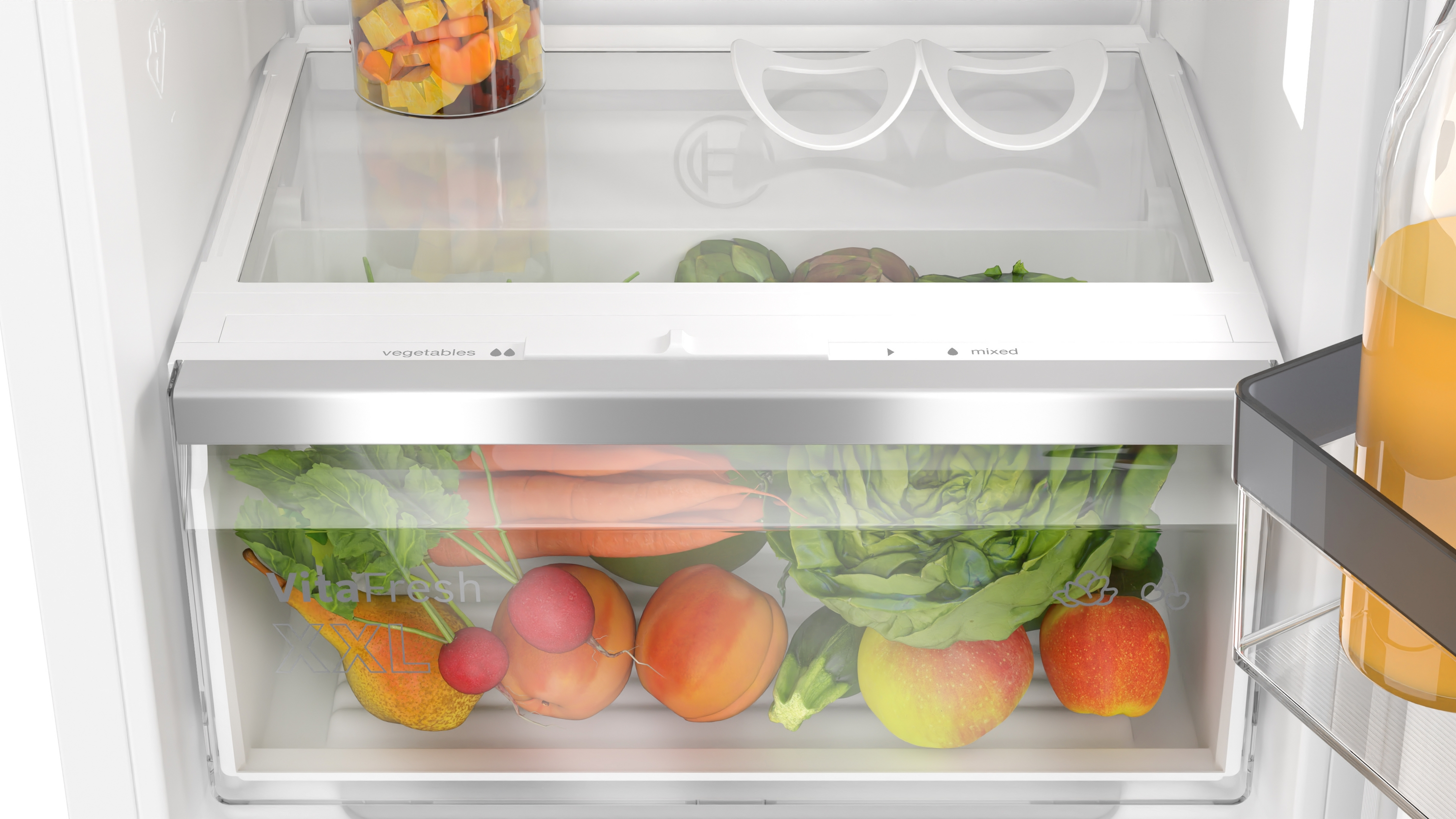Kühlschublade mit Gemüse und Obst, beschriftet mit 'VitaFresh'. Nahaufnahme.