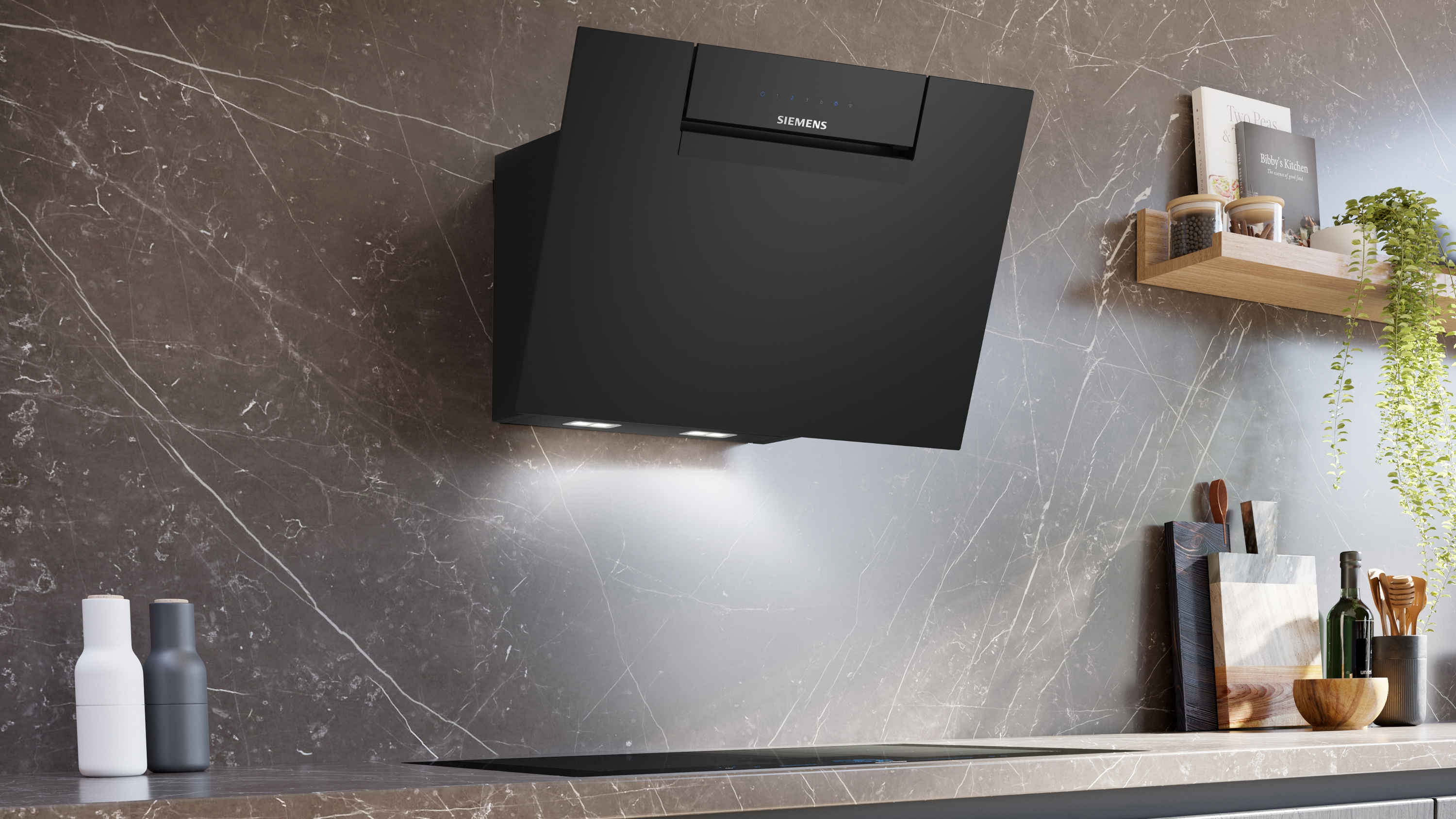 Schwarze Dunstabzugshaube an dunkler Wand, mit sichtbarer Küchenarbeitsplatte. Siemens-Logo vorhanden.