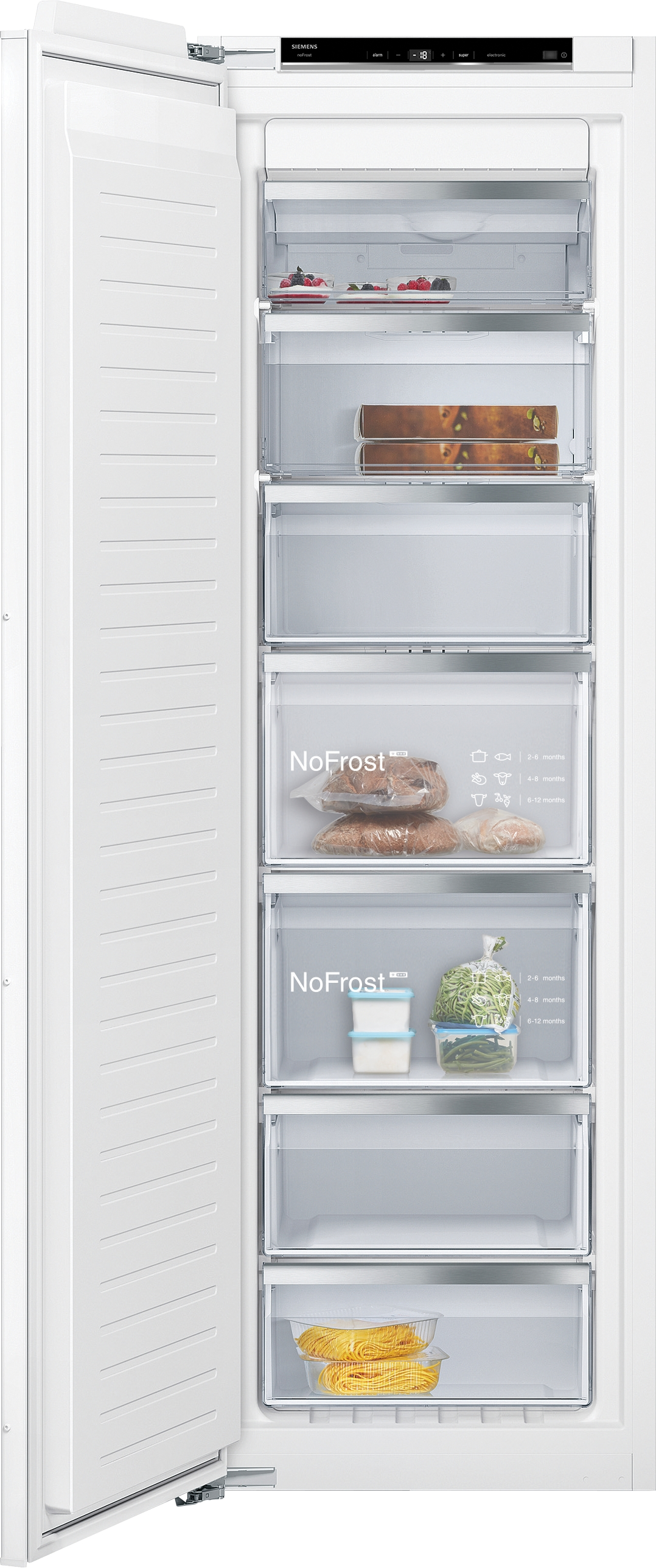 Ein geöffneter Kühlschrank mit mehreren Schubladen und Regalen. Er ist mit Lebensmitteln gefüllt.