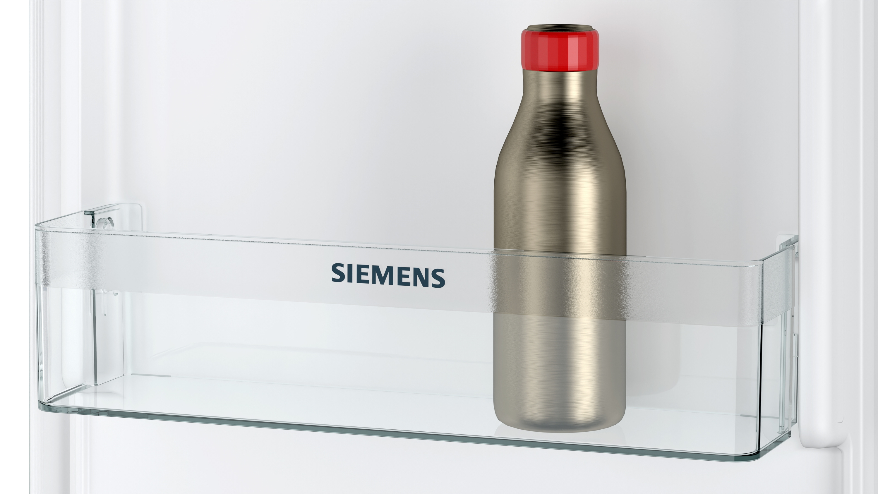 Ein Siemens-Kühlschrankregal mit einer Edelstahlflasche mit rotem Deckel.