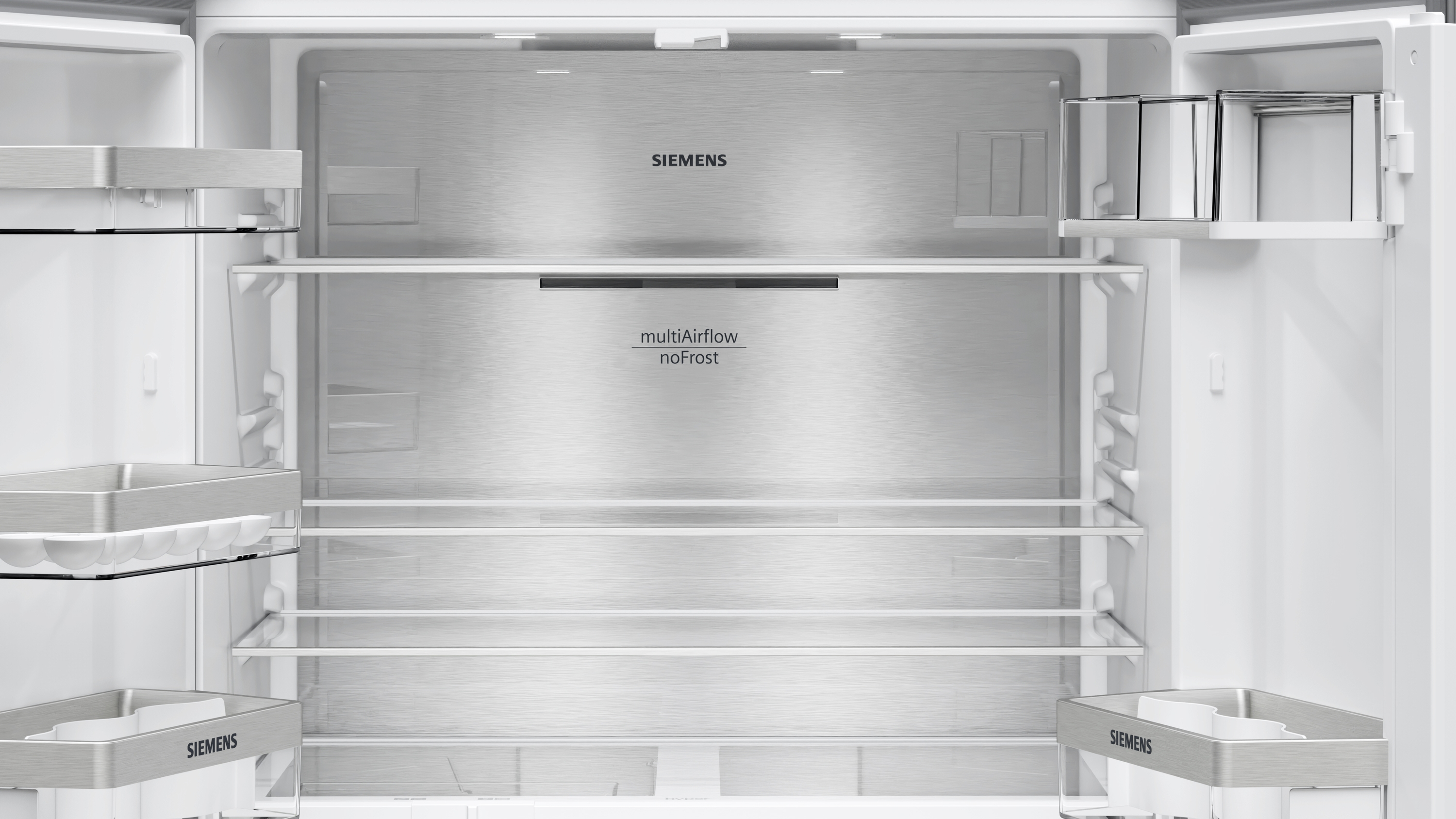 Leerer Kühlschrankinnenraum mit Regalen, Schubladen und dem multiAirflow noFrost System.