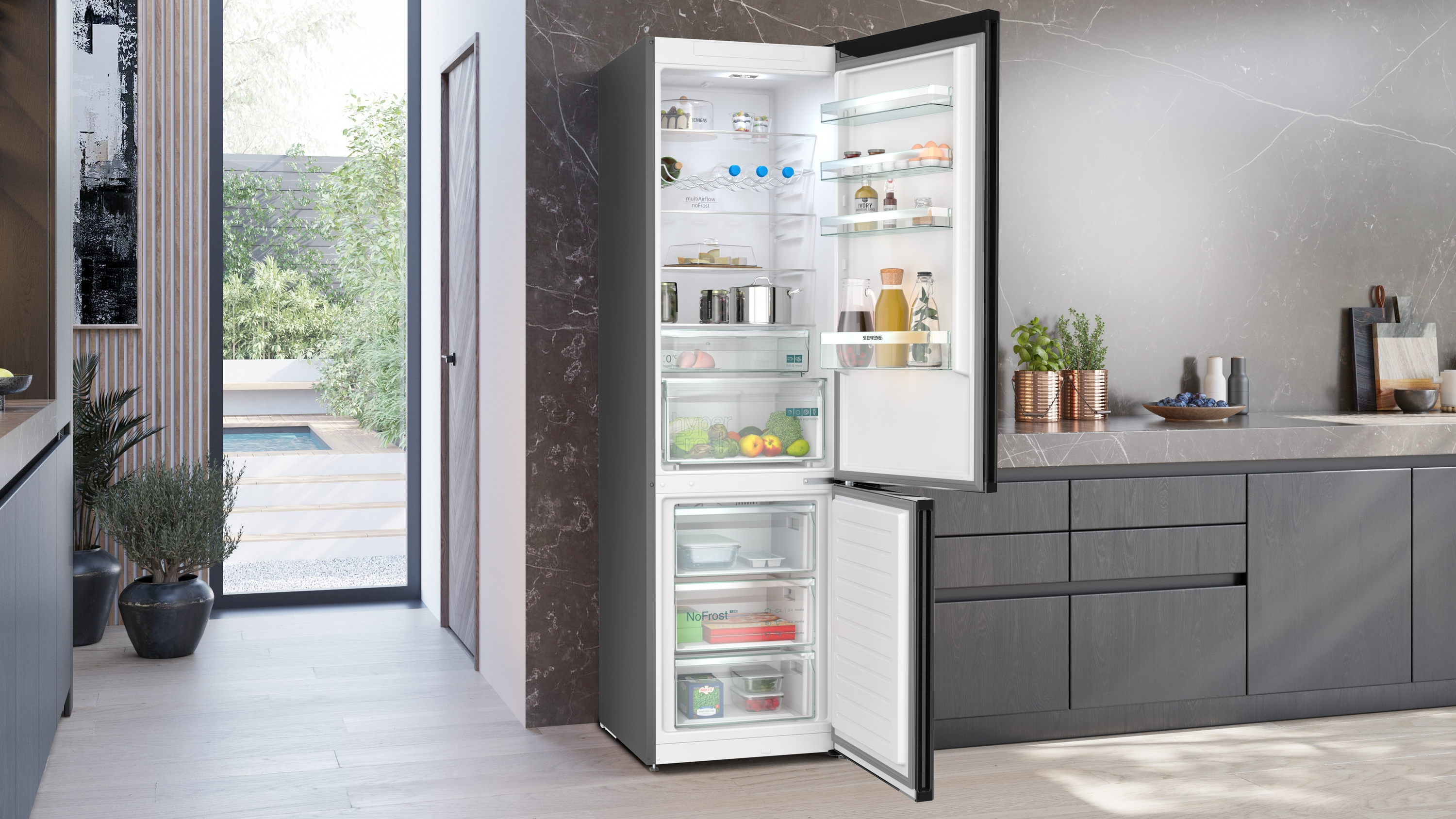 Offener Kühlschrank mit verschiedenen Gegenständen. Moderne Küchenumgebung. Dunkelgraue Schränke.