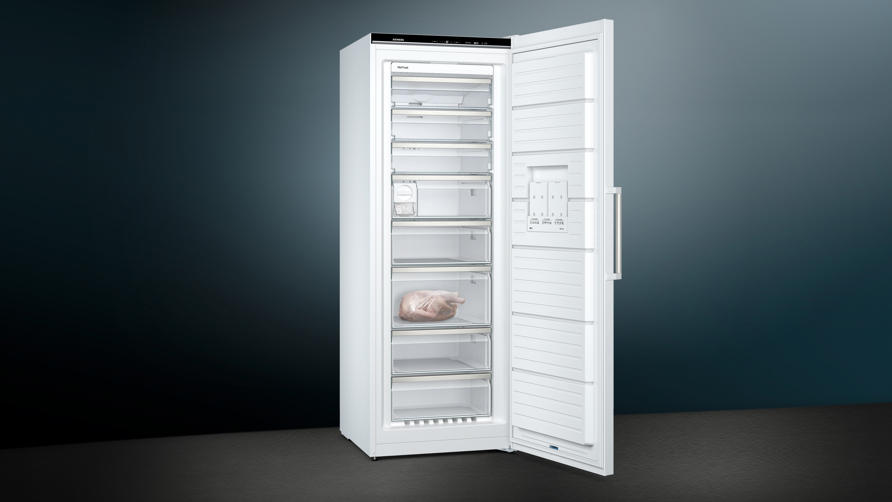 Ein hoher, weißer Gefrierschrank mit offener Tür, zeigt Innenregale und Inhalt.