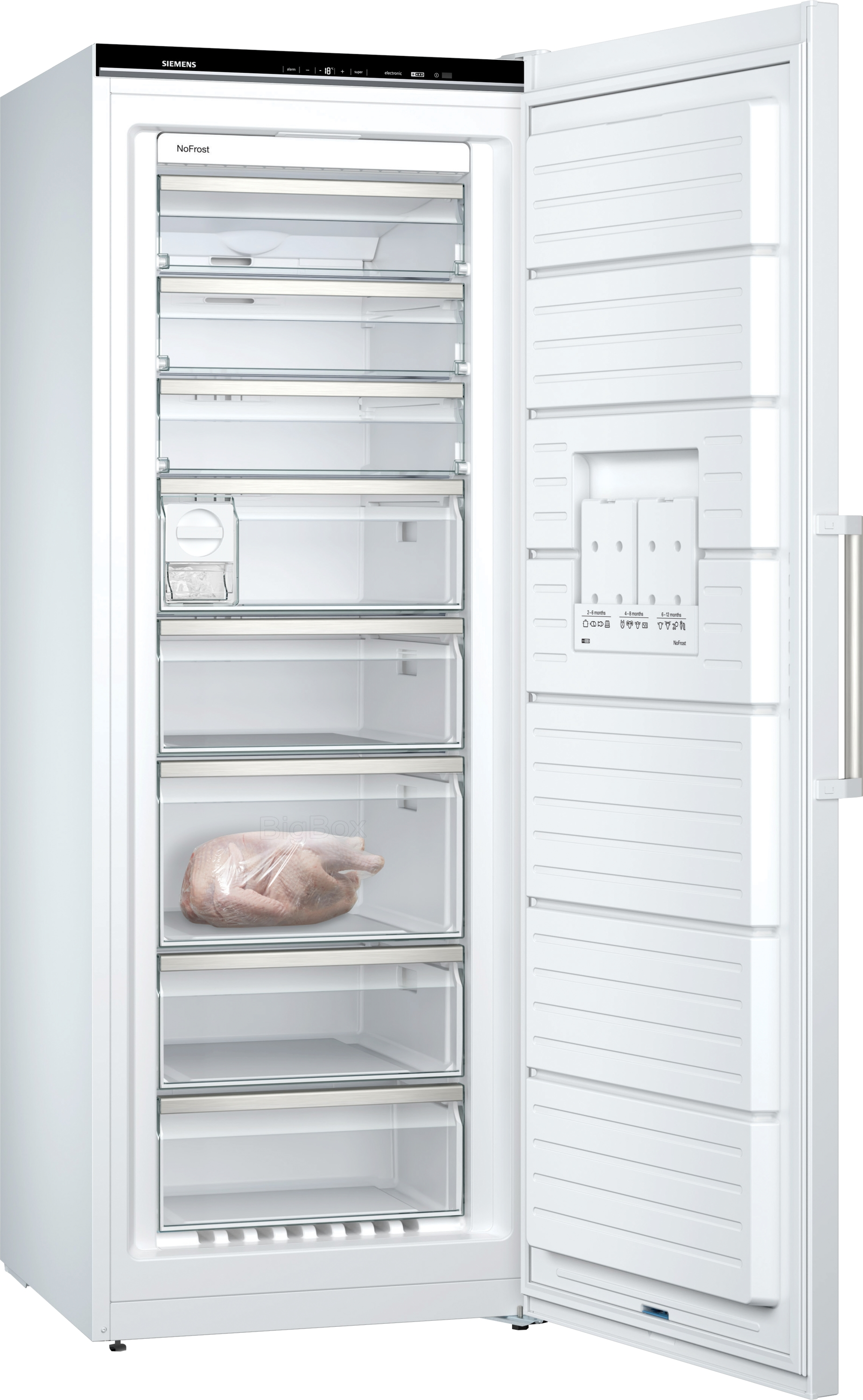 Weißer Kühlschrank mit geöffneter Tür. Verschiedene Regale enthalten Lebensmittel, darunter ein ganzes Huhn.