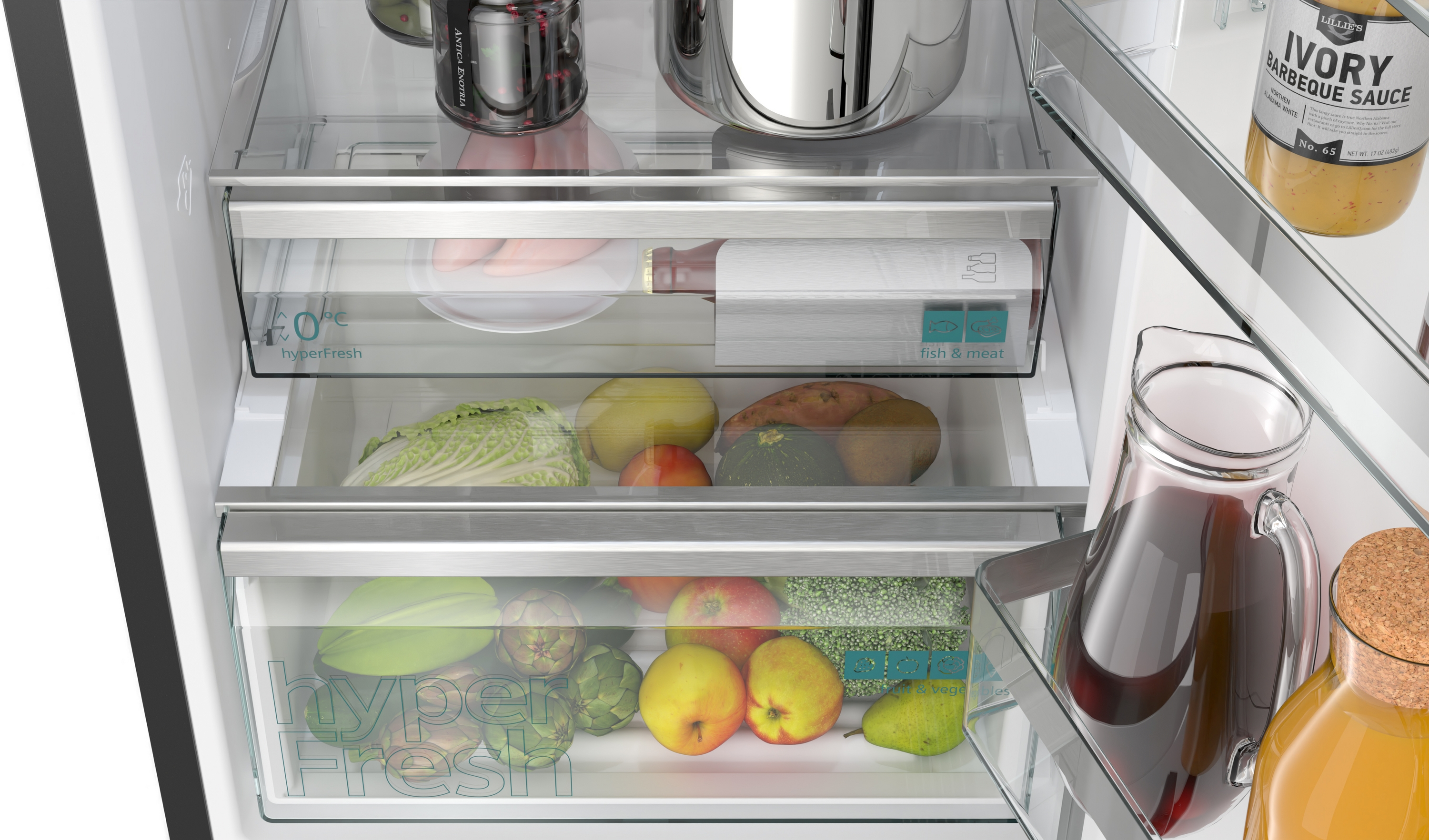 Im Kühlschrank: Gemüse, Obst und Getränke sind in transparenten Fächern gelagert.