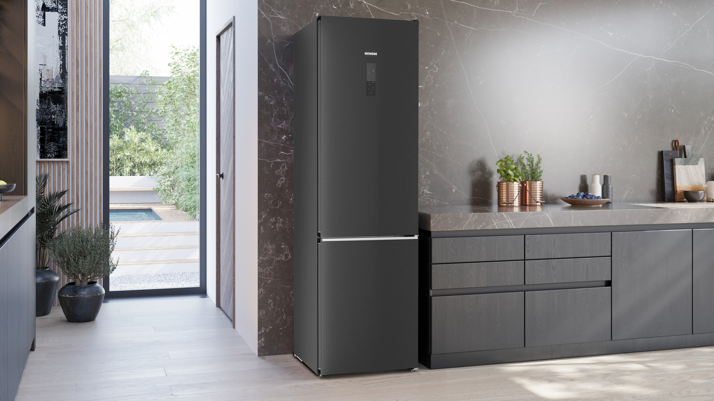 Moderne Küche mit schwarzem Siemens Kühlschrank. Edelstahlgriff, dunkle Schränke.