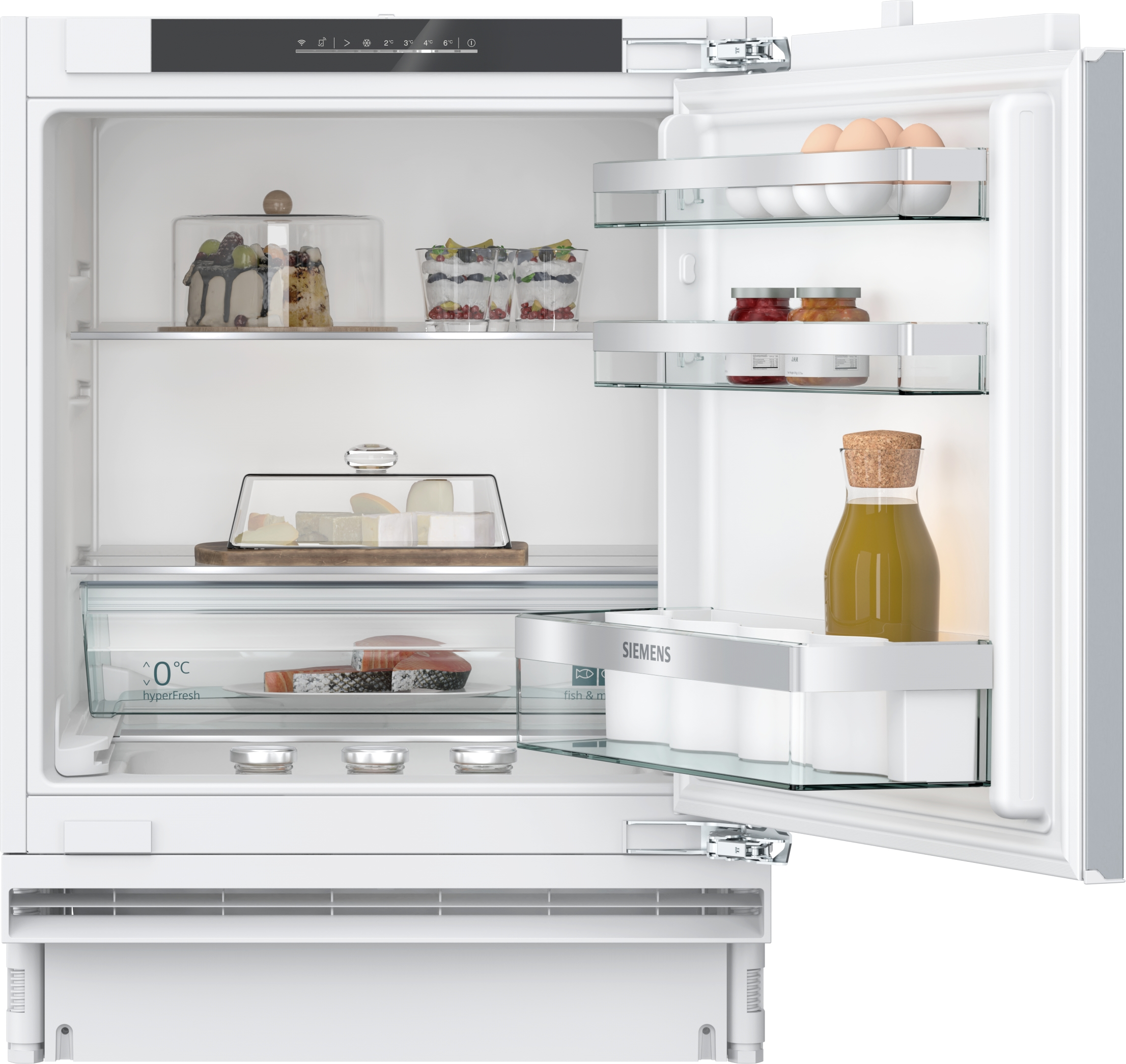 Geöffneter Kühlschrankinnenraum. Lebensmittel, Gläser und Flaschen auf Regalen. Eier, Käse und Fisch.