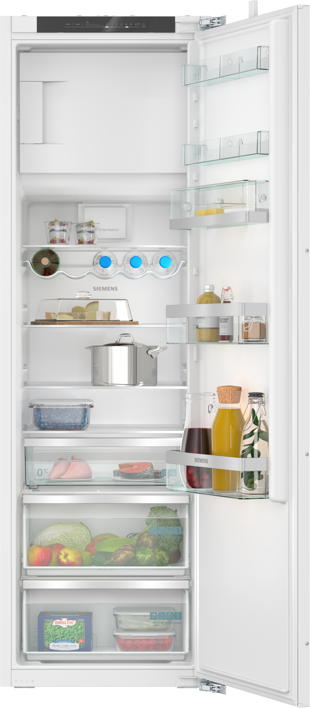 Ein geöffneter Kühlschrank, gefüllt mit Lebensmitteln auf sauber angeordneten Regalen.