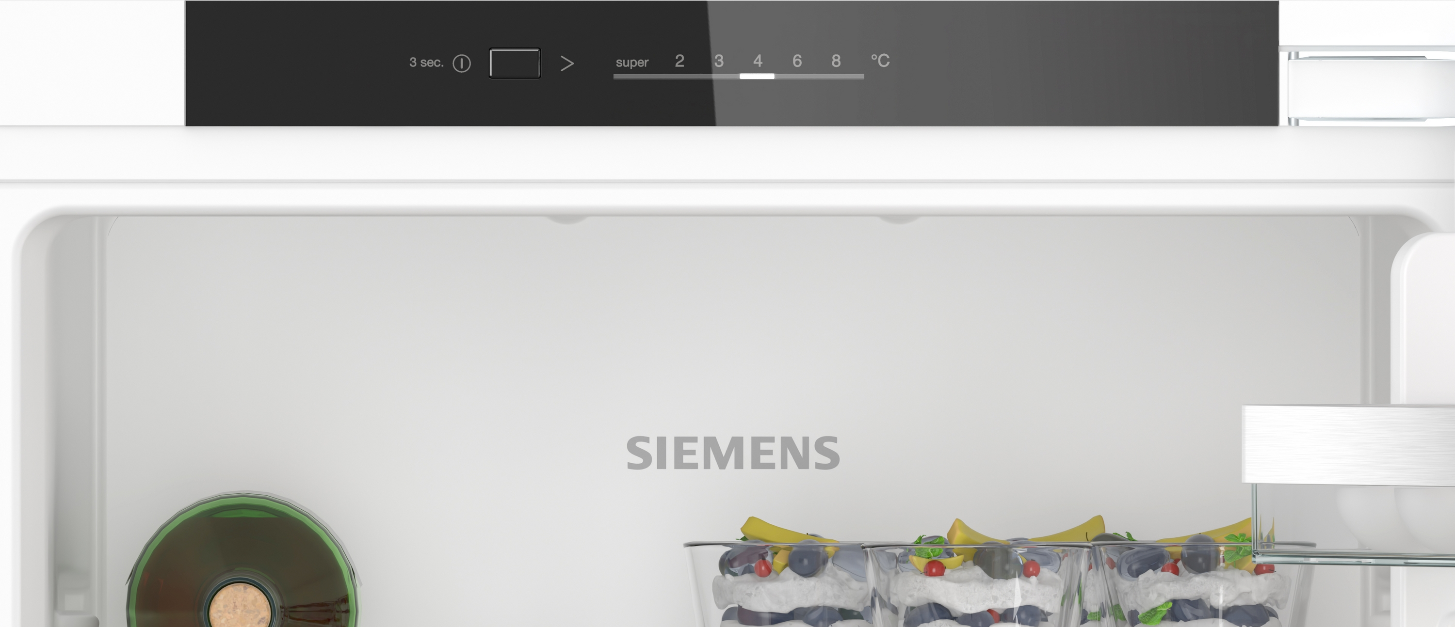 Kühlschrank-Bedienfeld mit Einstellungen und digitaler Anzeige, zeigt das Siemens-Logo.