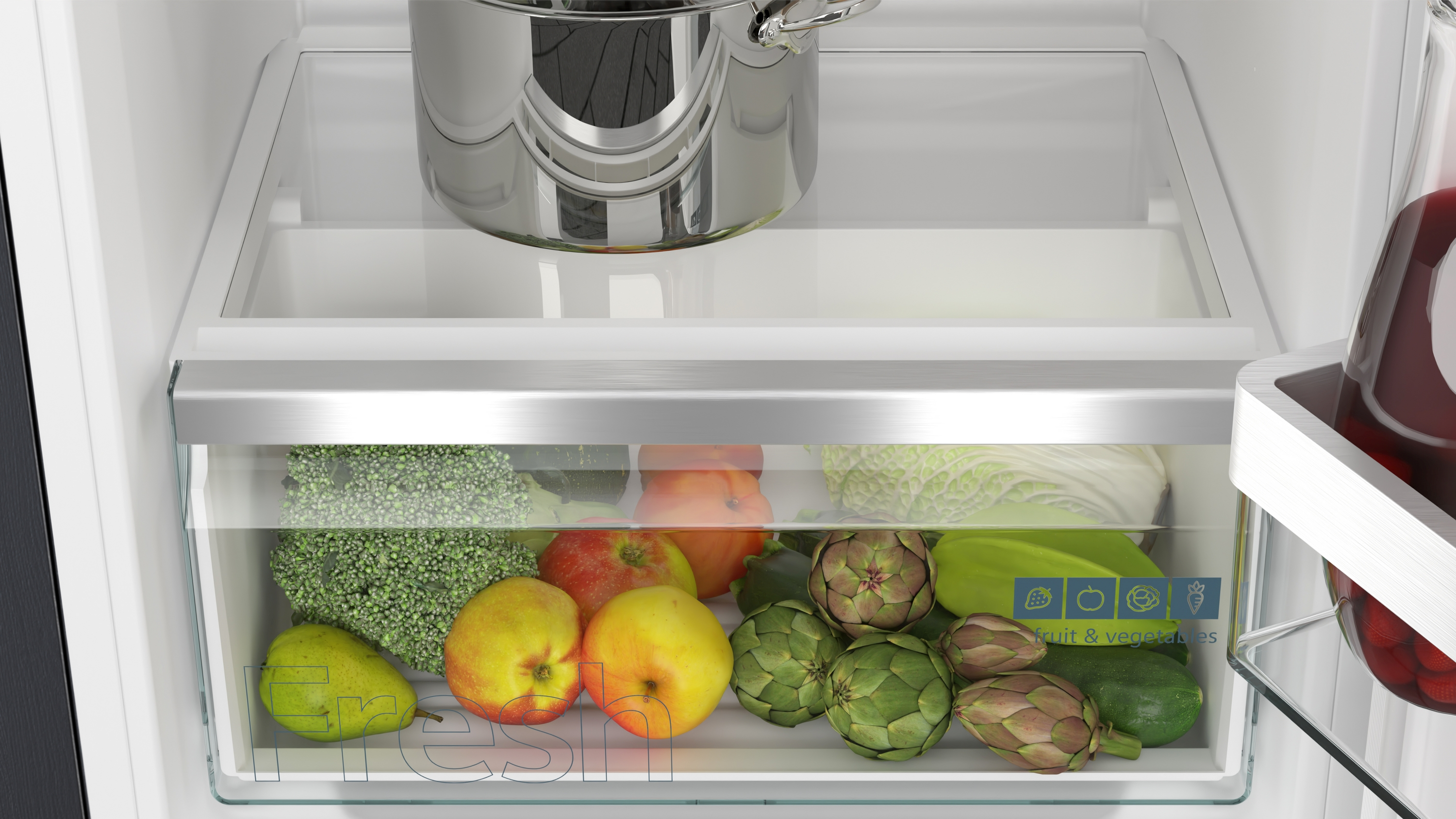 Kühlschublade mit Obst und Gemüse: Äpfel, Artischocken und Brokkoli.
