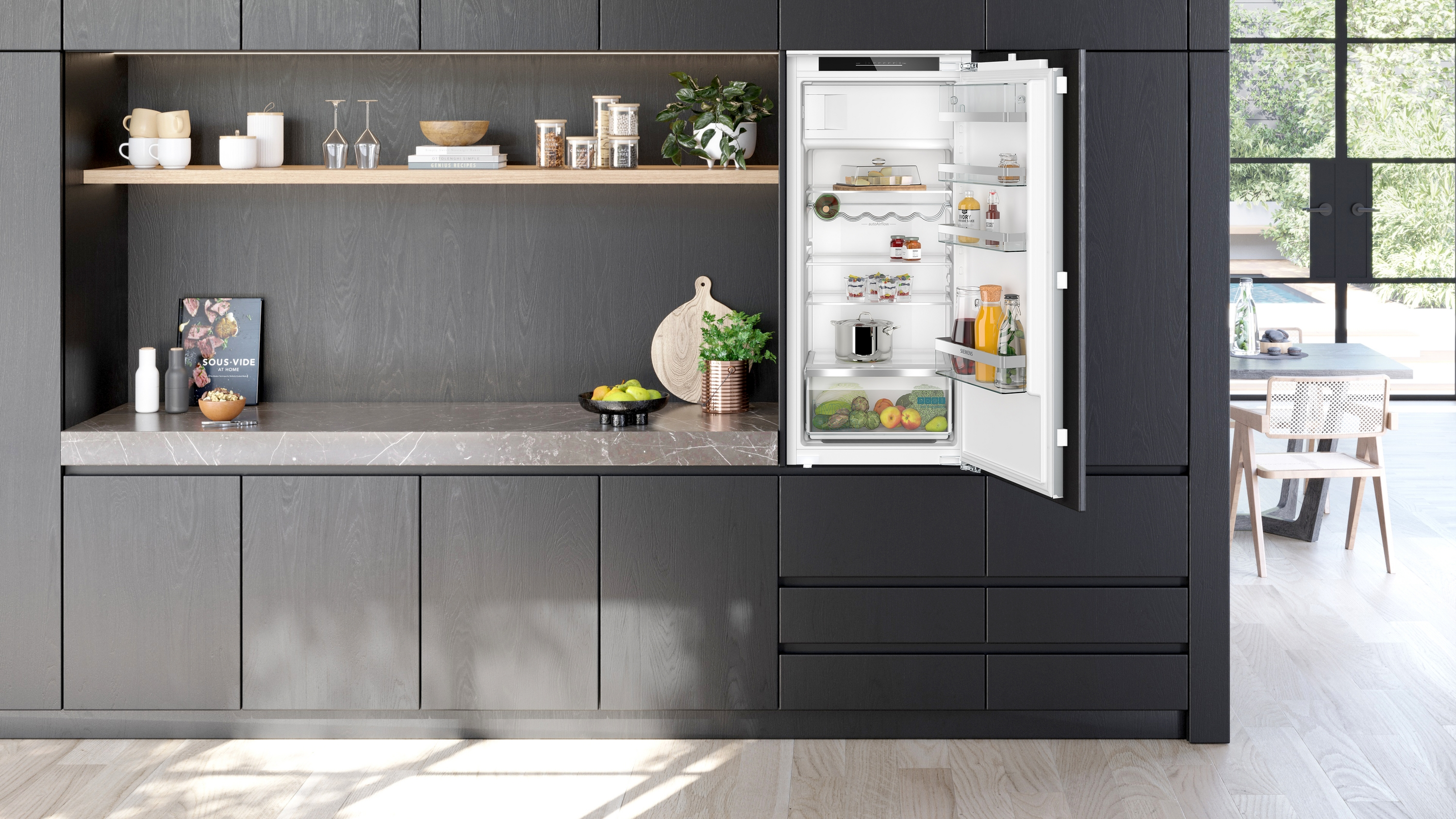 Moderne Küche mit offenem Kühlschrank. Kühlschranktür angelehnt, gefüllt mit Essen, Holzregale.