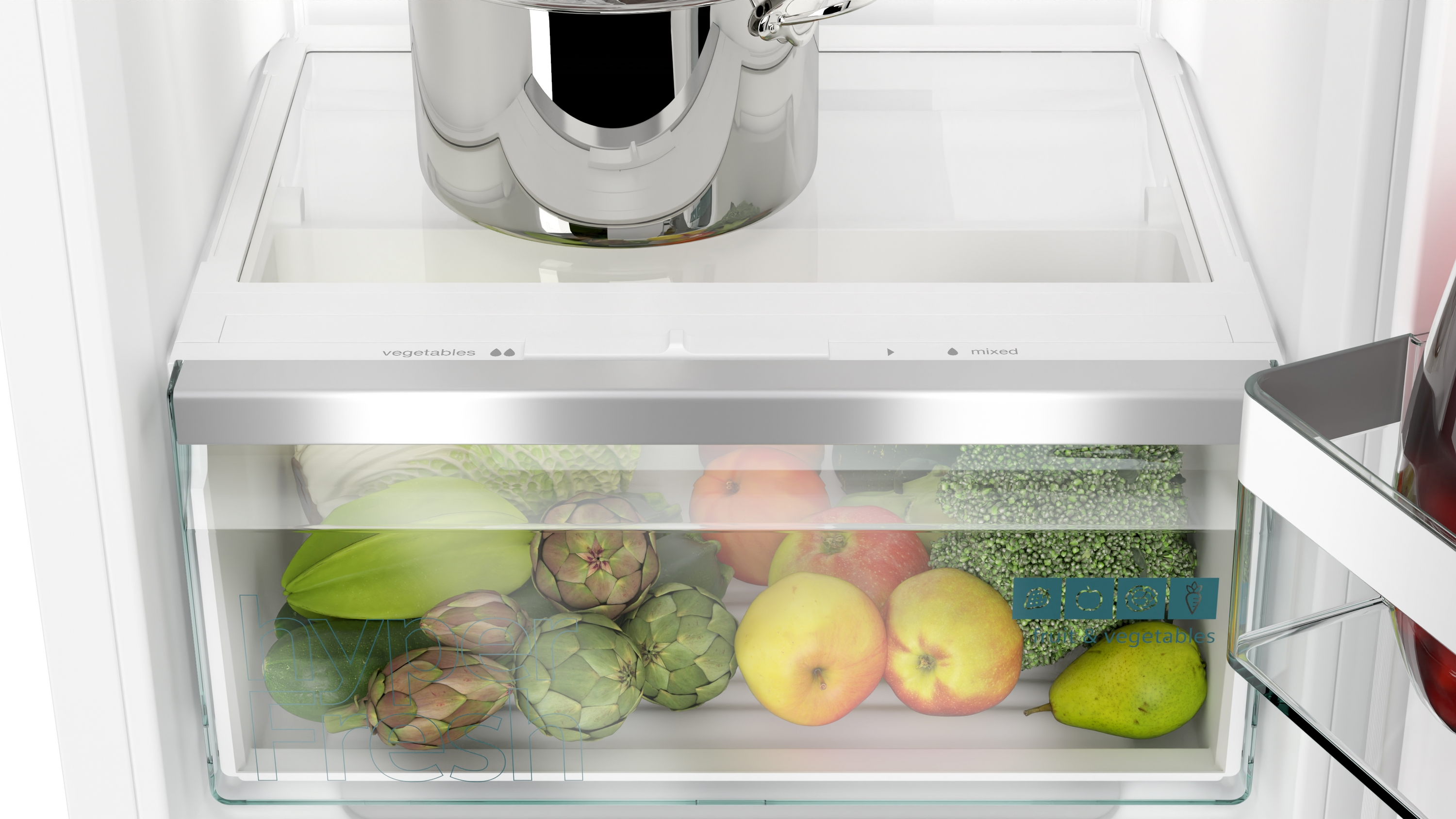 Nahaufnahme der Kühlschublade mit Gemüse, Obst und einem Topf.