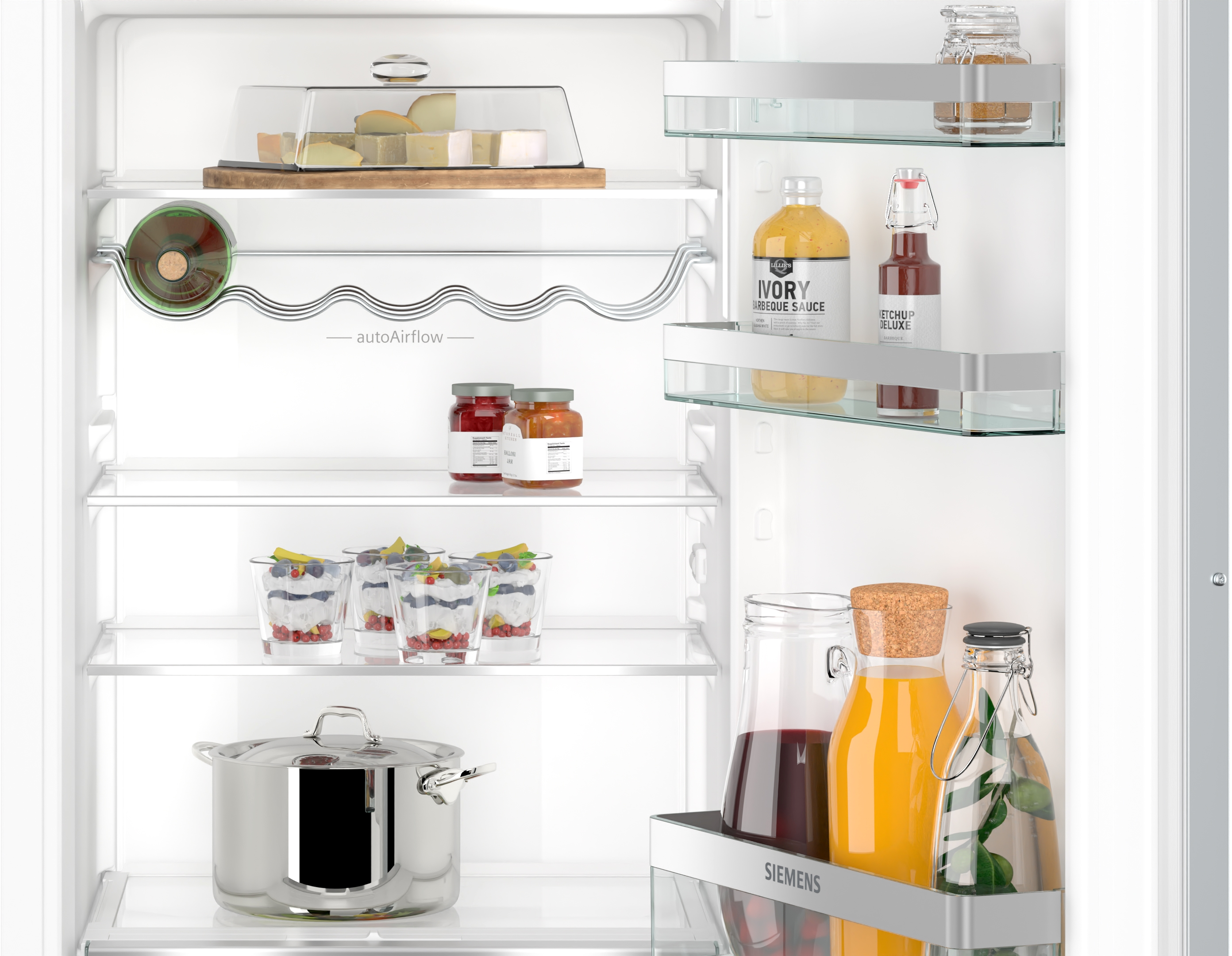 Offener Kühlschrank mit Lebensmitteln: Käse, Saucen, Früchte, Getränke und Topf. Regale halten Gegenstände.