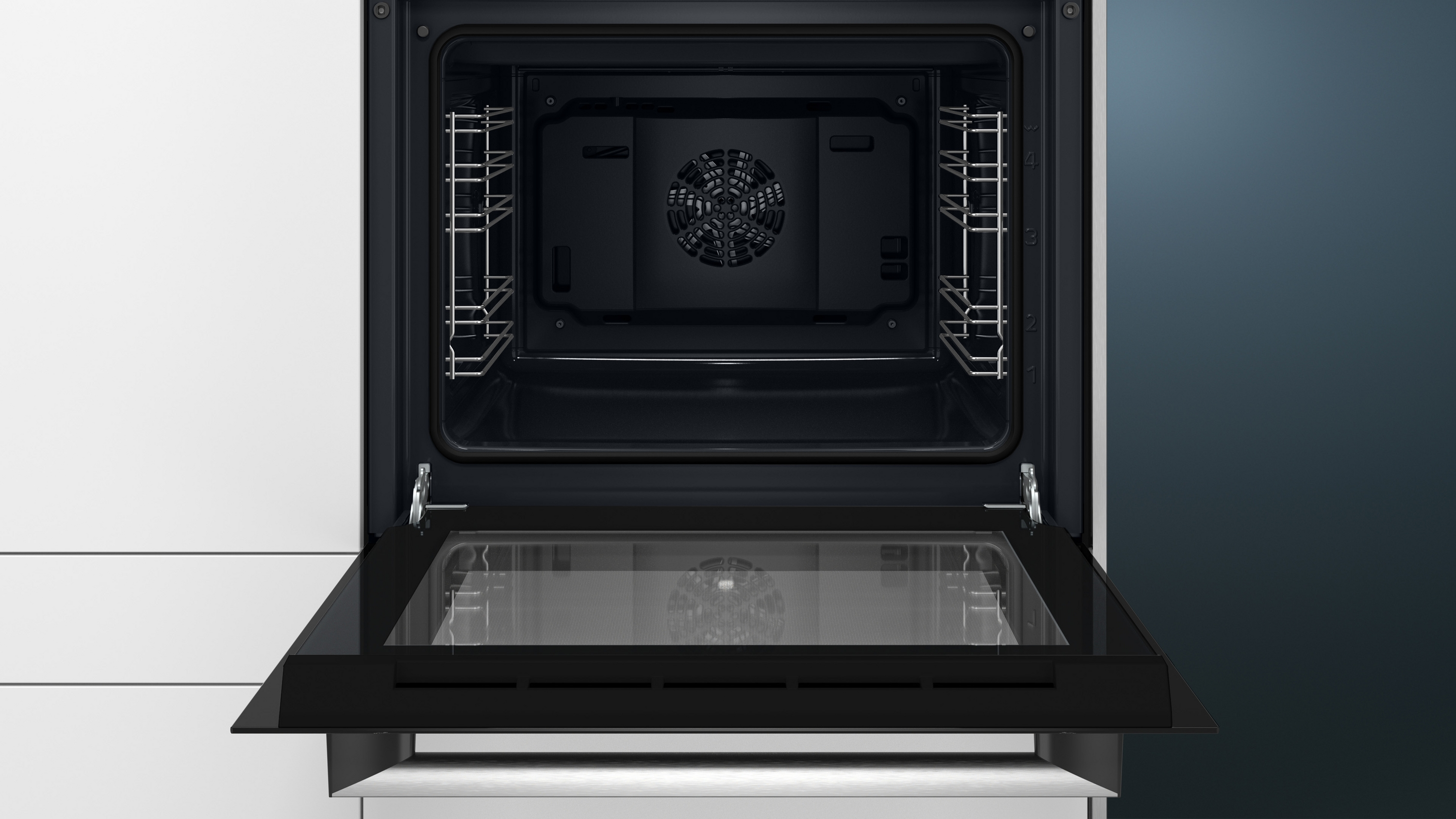 Offener Backofen mit Glastür, Innenraum mit Rosten und Lüfter, schwarzes Interieur.