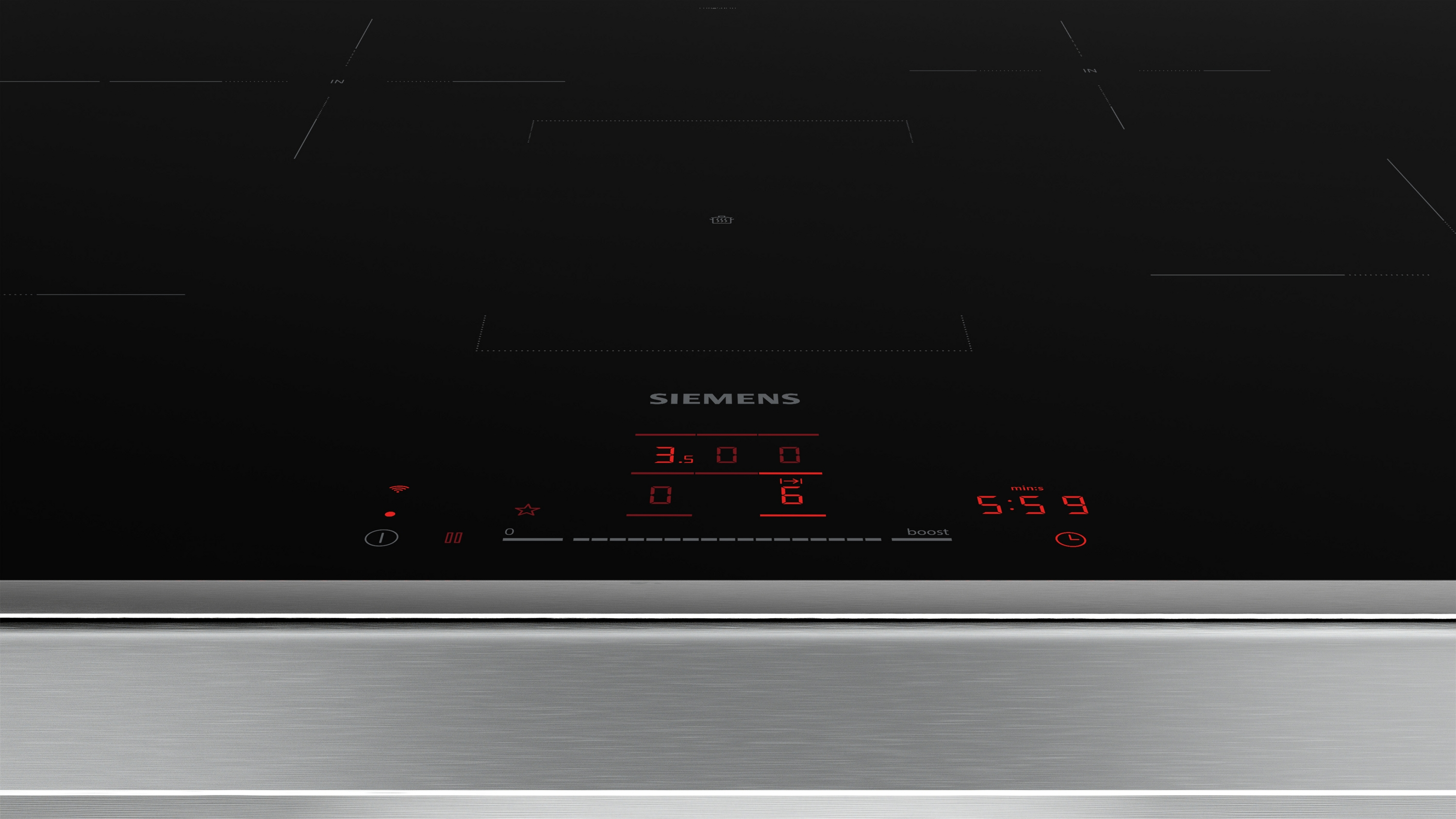 Schwarzes Induktionskochfeld mit Siemens-Logo. Display zeigt Zahlen und Symbole. Silberner Rahmen.