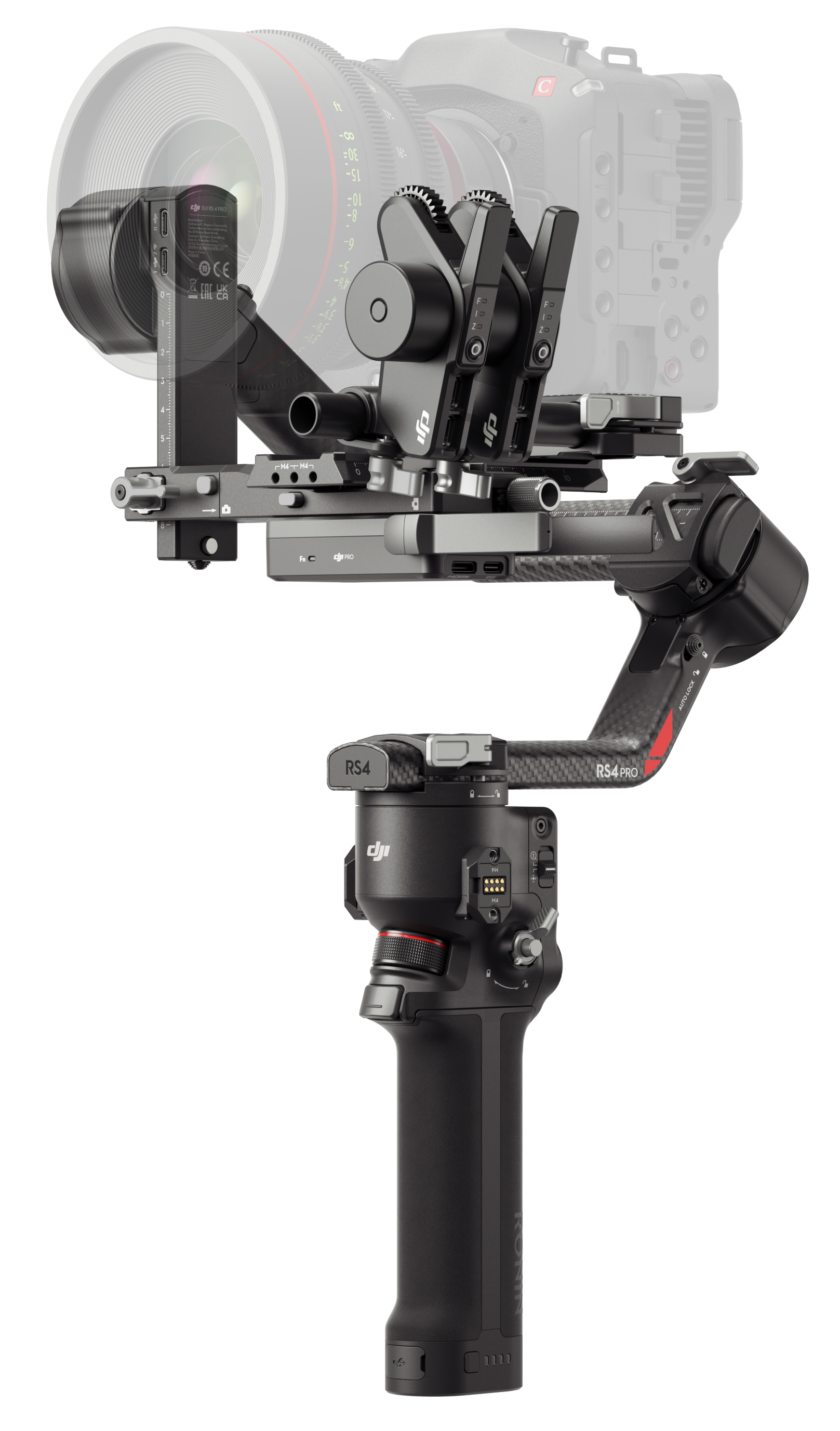 Stabilizator gimbal DJI RS4 do kamer, trzymany przez osobę, z zamontowaną kamerą.