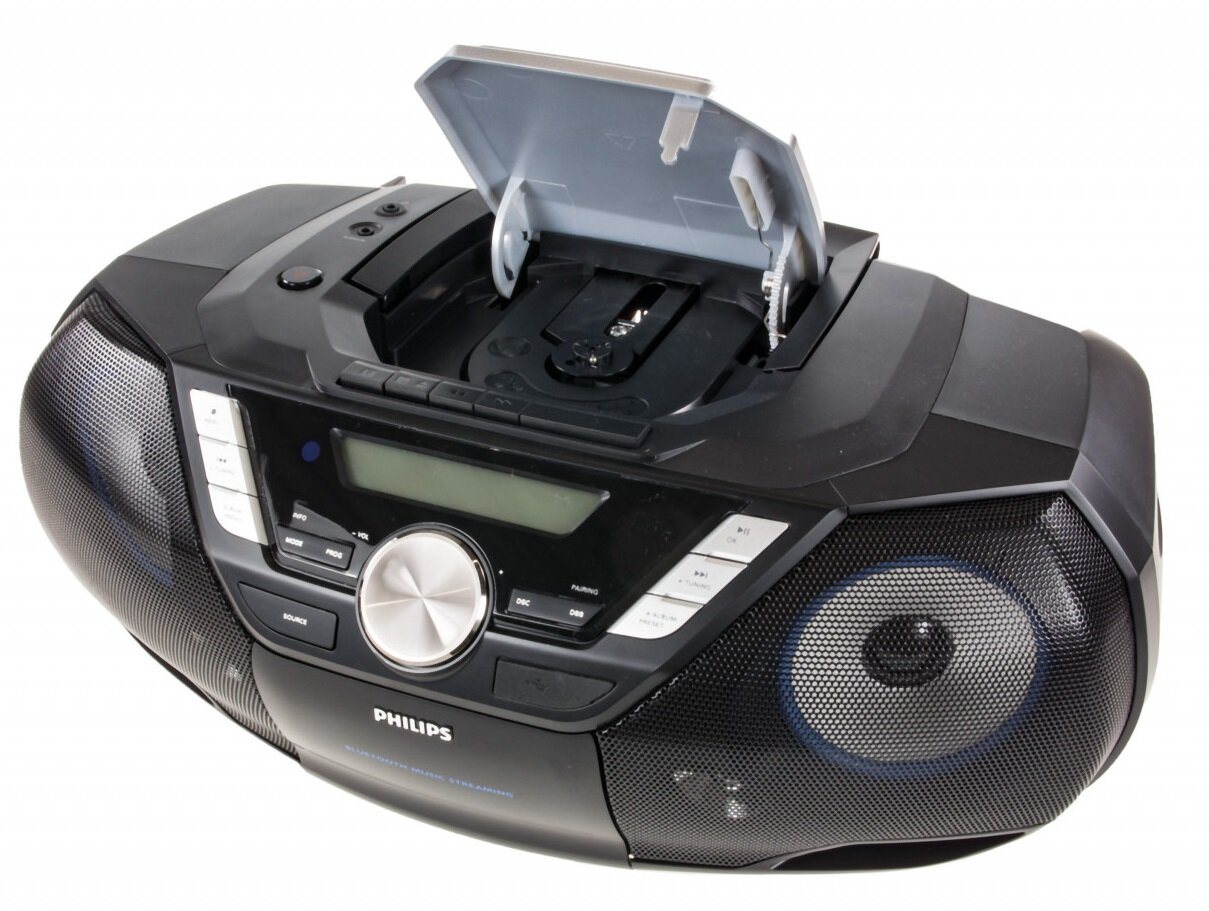 Czarny i szary boombox z otwartą tacką na płyty CD, pokazującą dysk.