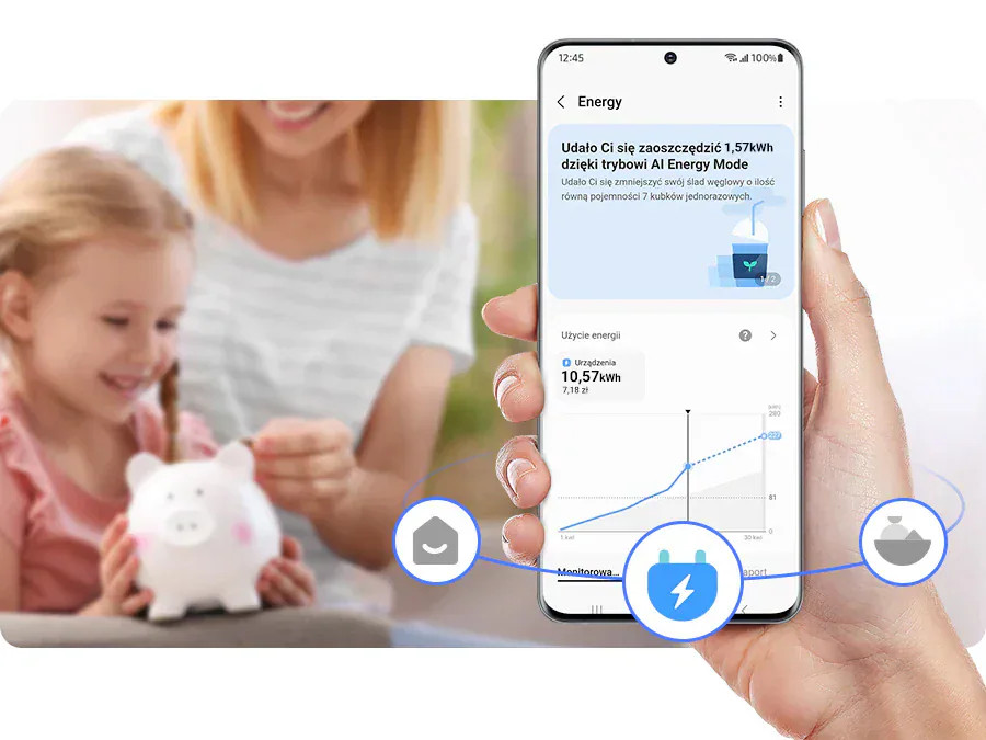 Kobieta i dziecko z świnką skarbonką, telefon pokazuje zużycie energii.