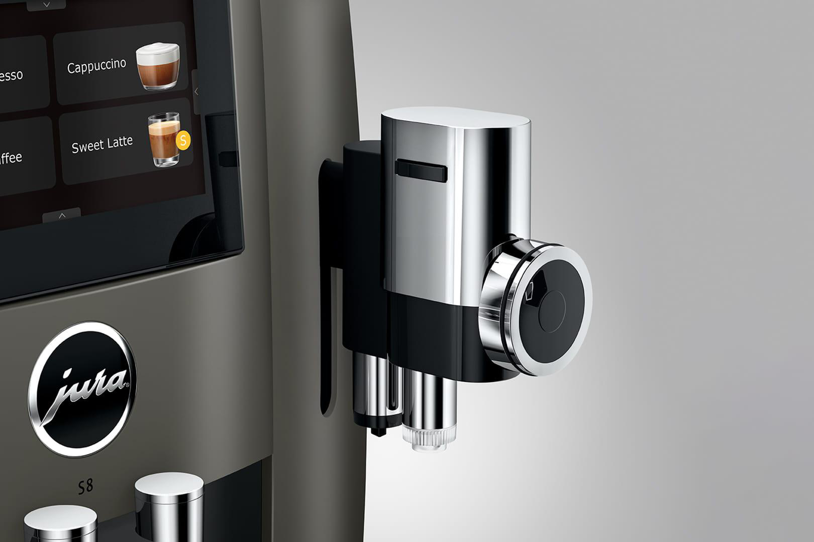 Detail der Kaffeemaschine, Chromelement. Touchscreen, Kaffeeoptionen sichtbar.