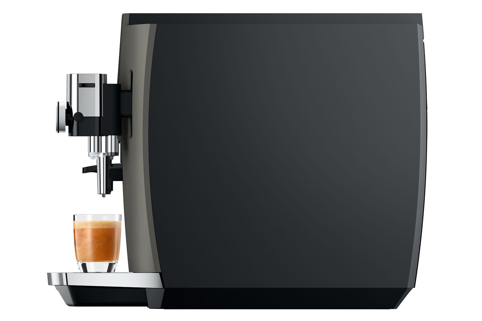 Espressomaschine. Die Maschine ist dunkelgrau und silber mit einem Espresso.