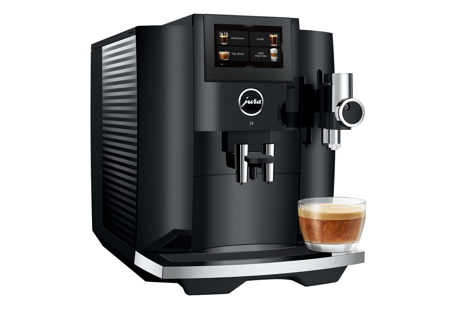 Schwarze Jura S8 Kaffeemaschine. Touchscreen, Kaffeeoptionen. Glas Kaffee auf der Plattform.