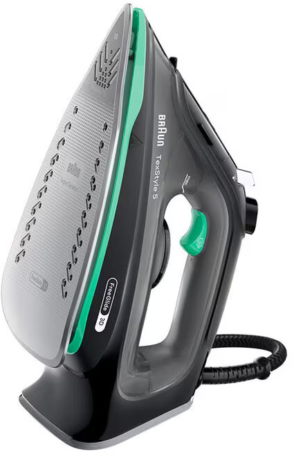 Fer à repasser noir et vert. La marque est Braun. Le fer est sur fond blanc.