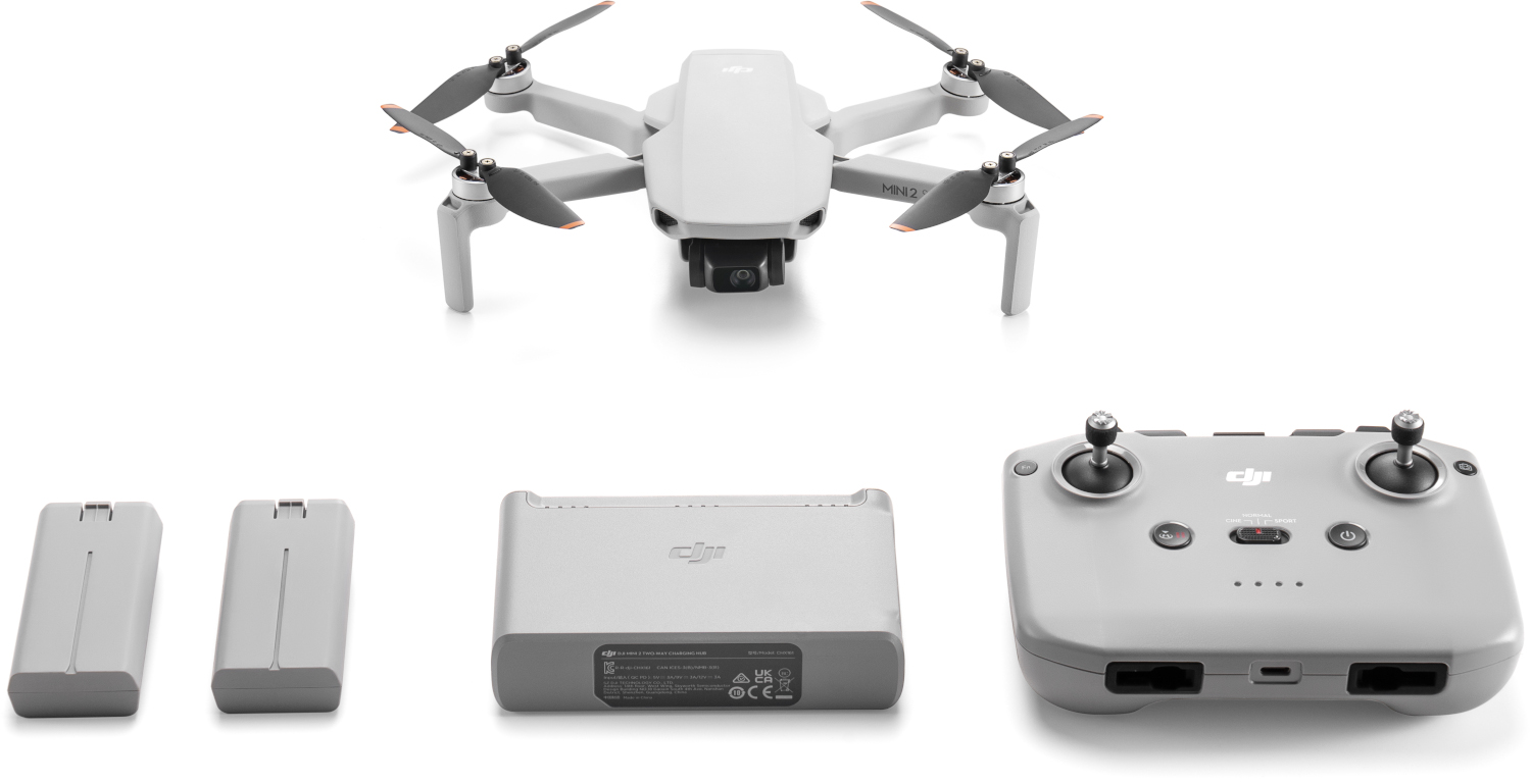 Een witte drone set met controller en batterijen op een witte achtergrond.