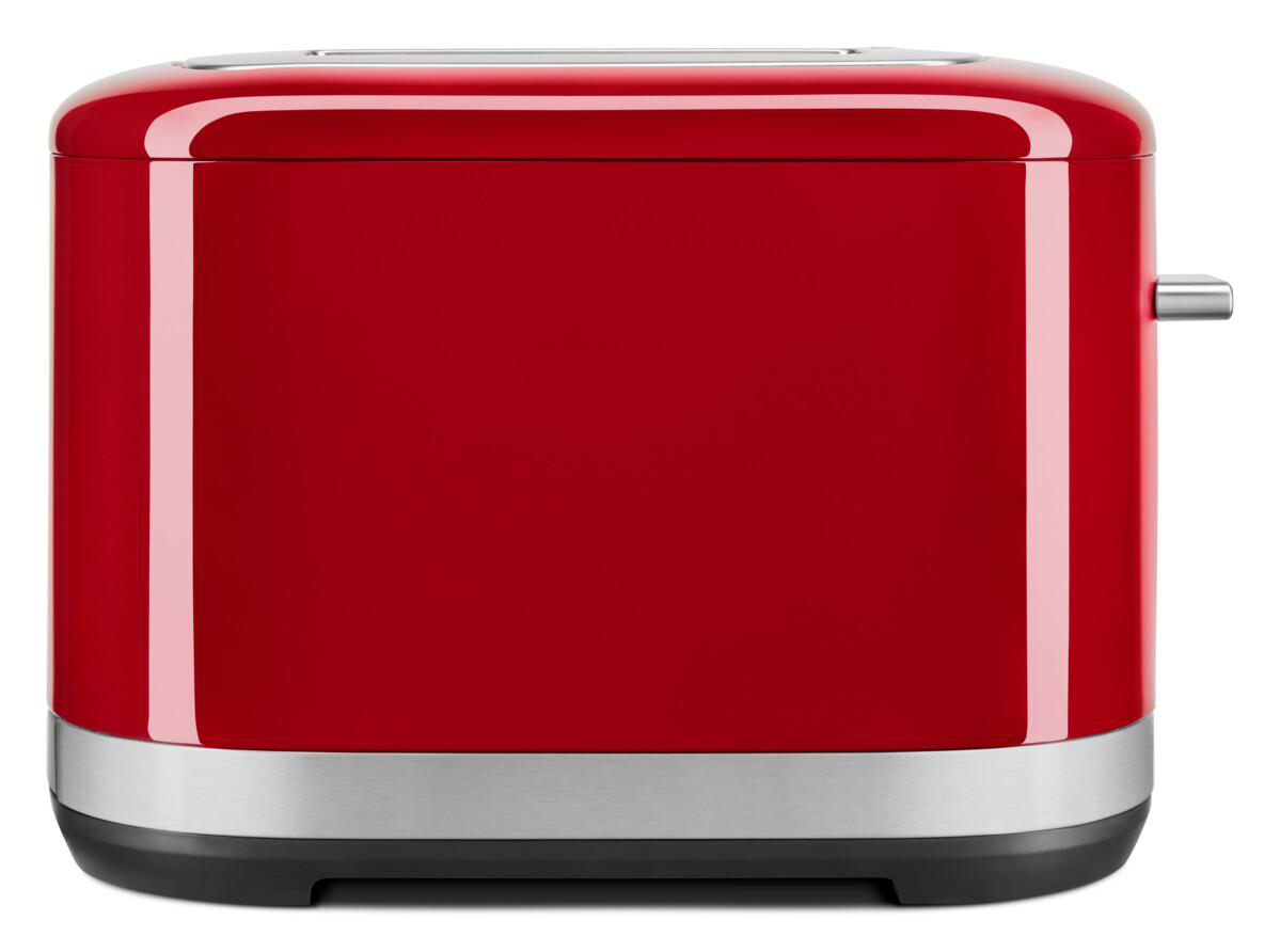 Roter KitchenAid Toaster, Vorderansicht, mit silbernem Sockel und Chromhebel.