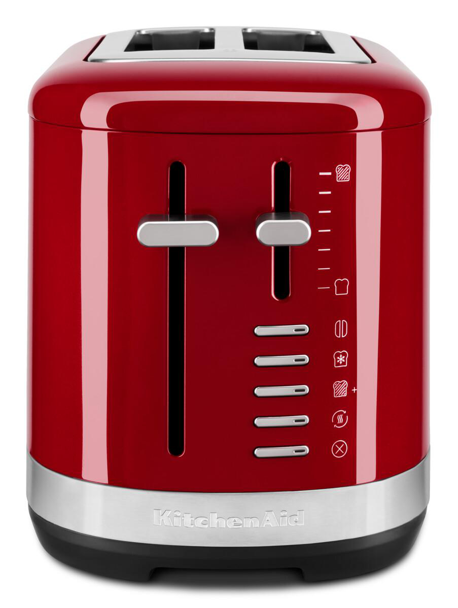 Roter KitchenAid Toaster mit zwei Schlitzen und Reglern, steht auf silbernem Sockel.