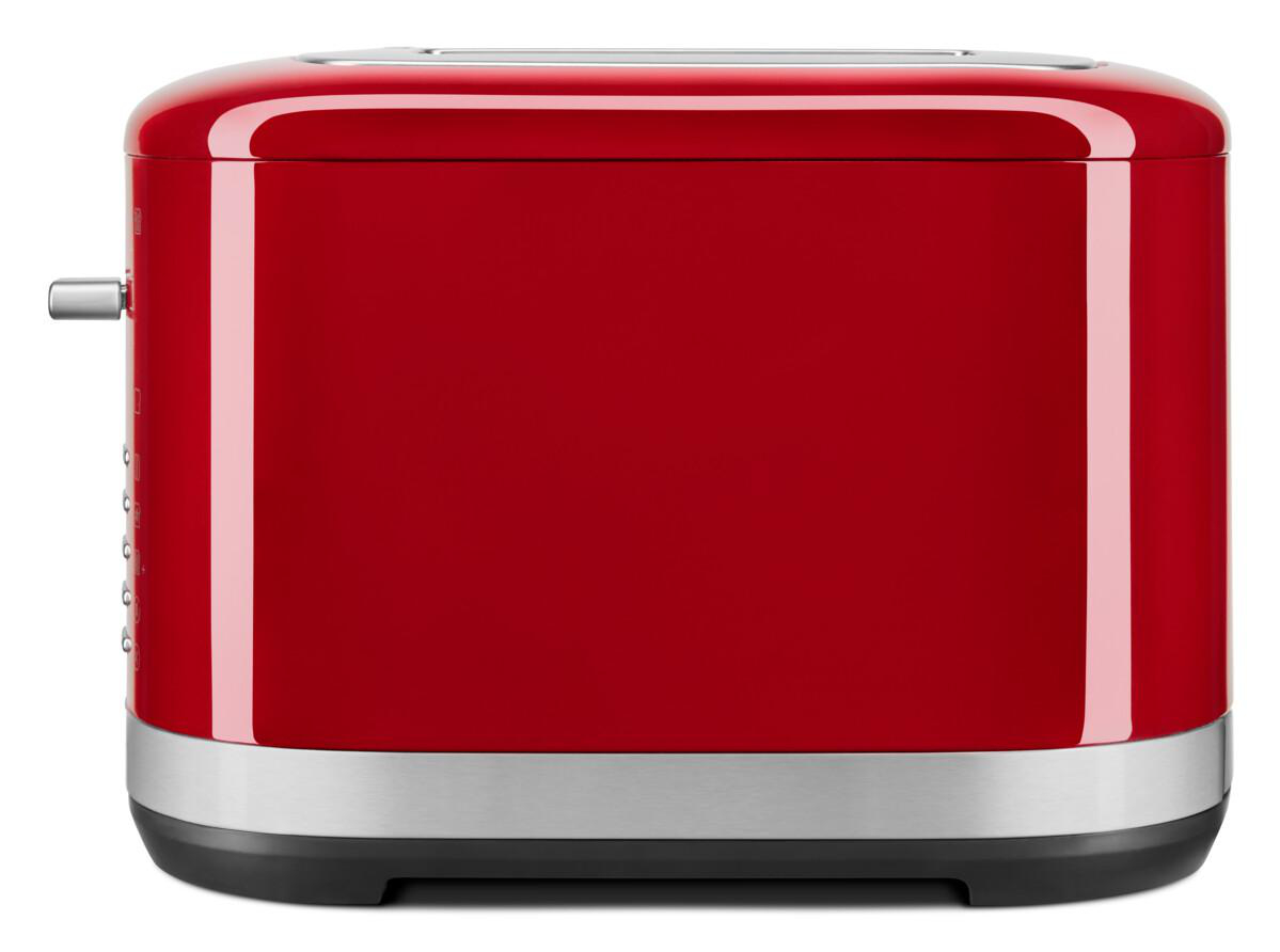 Ein roter KitchenAid-Toaster mit Chromsockel. Er hat zwei Schlitze und ein Bedienfeld an der Seite.