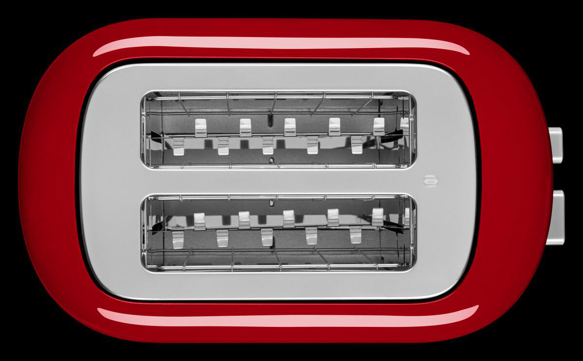 Ein roter Toaster, Draufsicht, mit zwei Schlitzen und Chrom-Innenraum. Der schwarze Hintergrund bietet Kontrast.