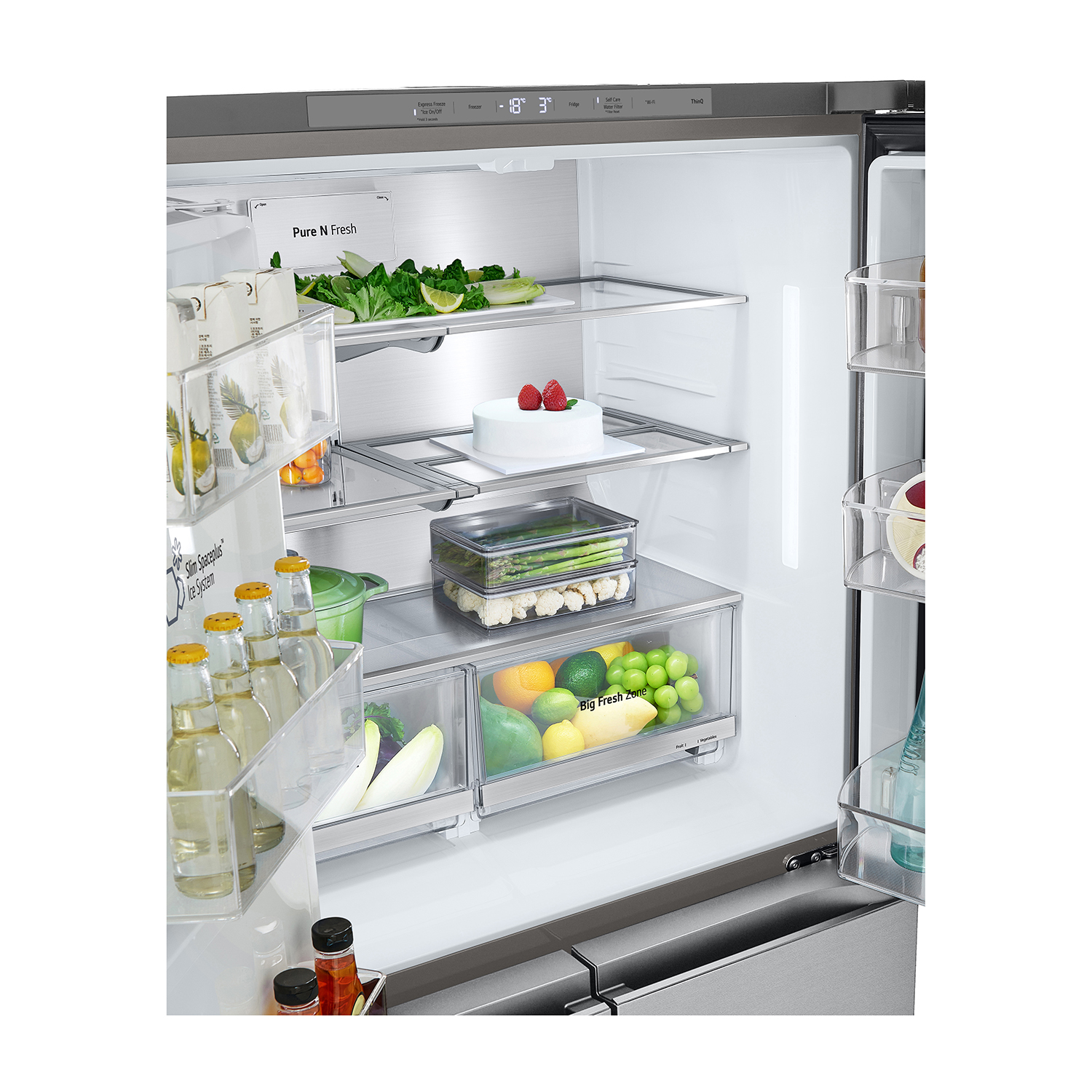 Interno del frigorifero con vari alimenti. I ripiani contengono verdure, frutta e bevande. Porta aperta.