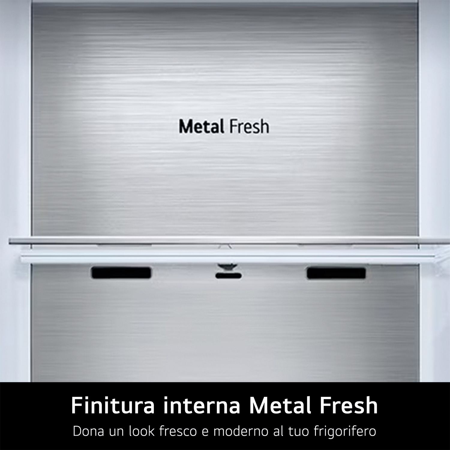 Interno del frigorifero con pannello metallico con scritta Metal Fresh.