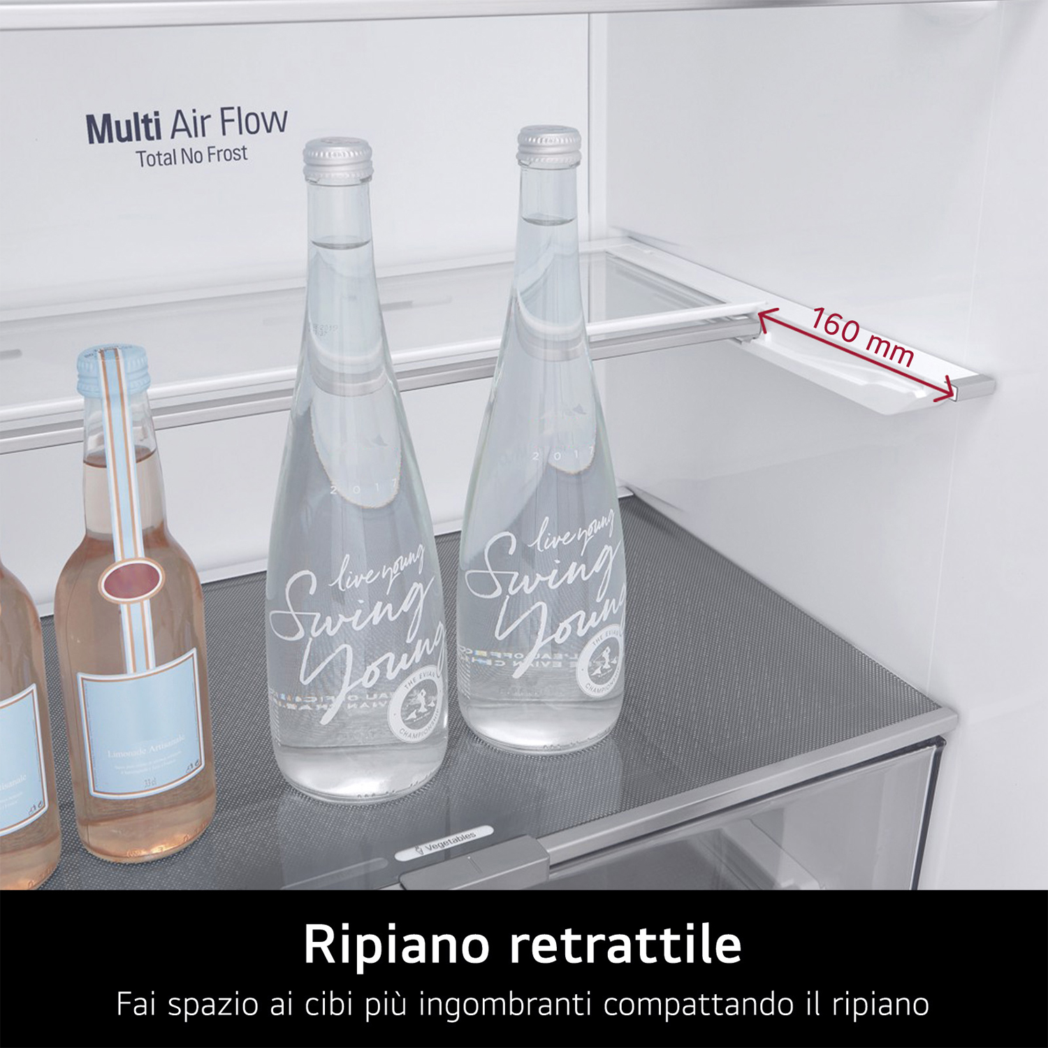 All'interno di un frigorifero, bottiglie d'acqua e succo su un ripiano con un'etichetta della funzione ripiano retrattile.