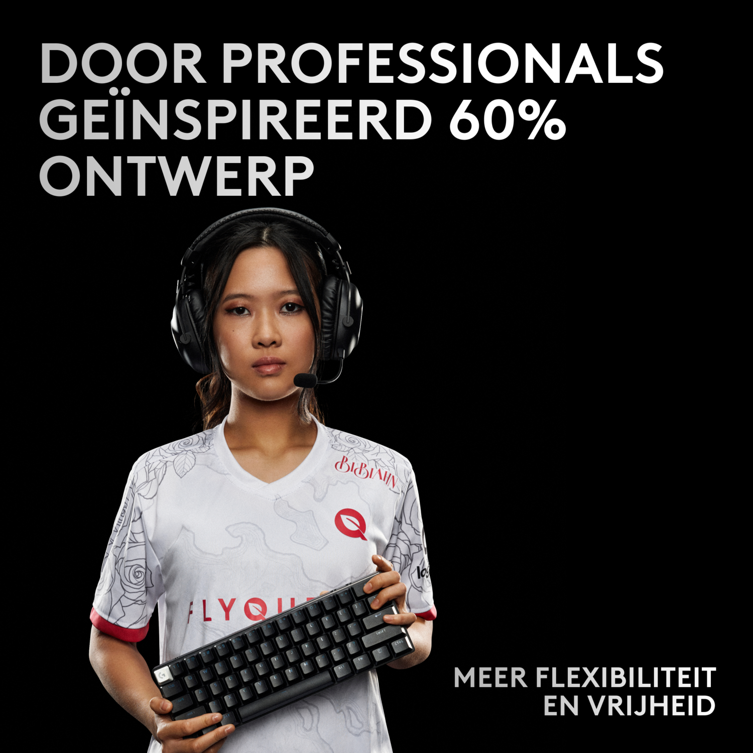 Woman with headset and keyboard with text: 'DOOR PROFESSIONALS GEÏNSPIREERD 60% ONTWERP'.