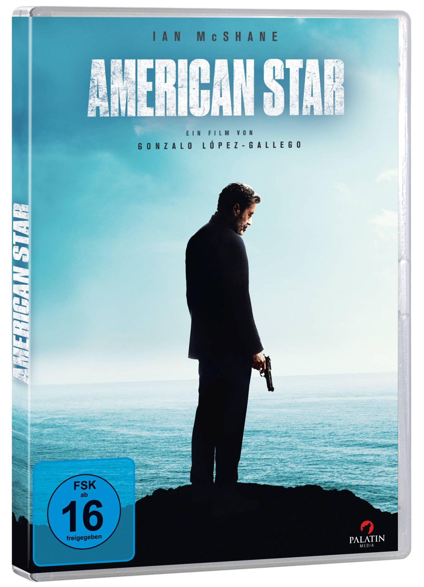 DVD-Hülle mit Filmplakat. Mann mit Waffe am Strand. Blaues Wasser und Himmel.