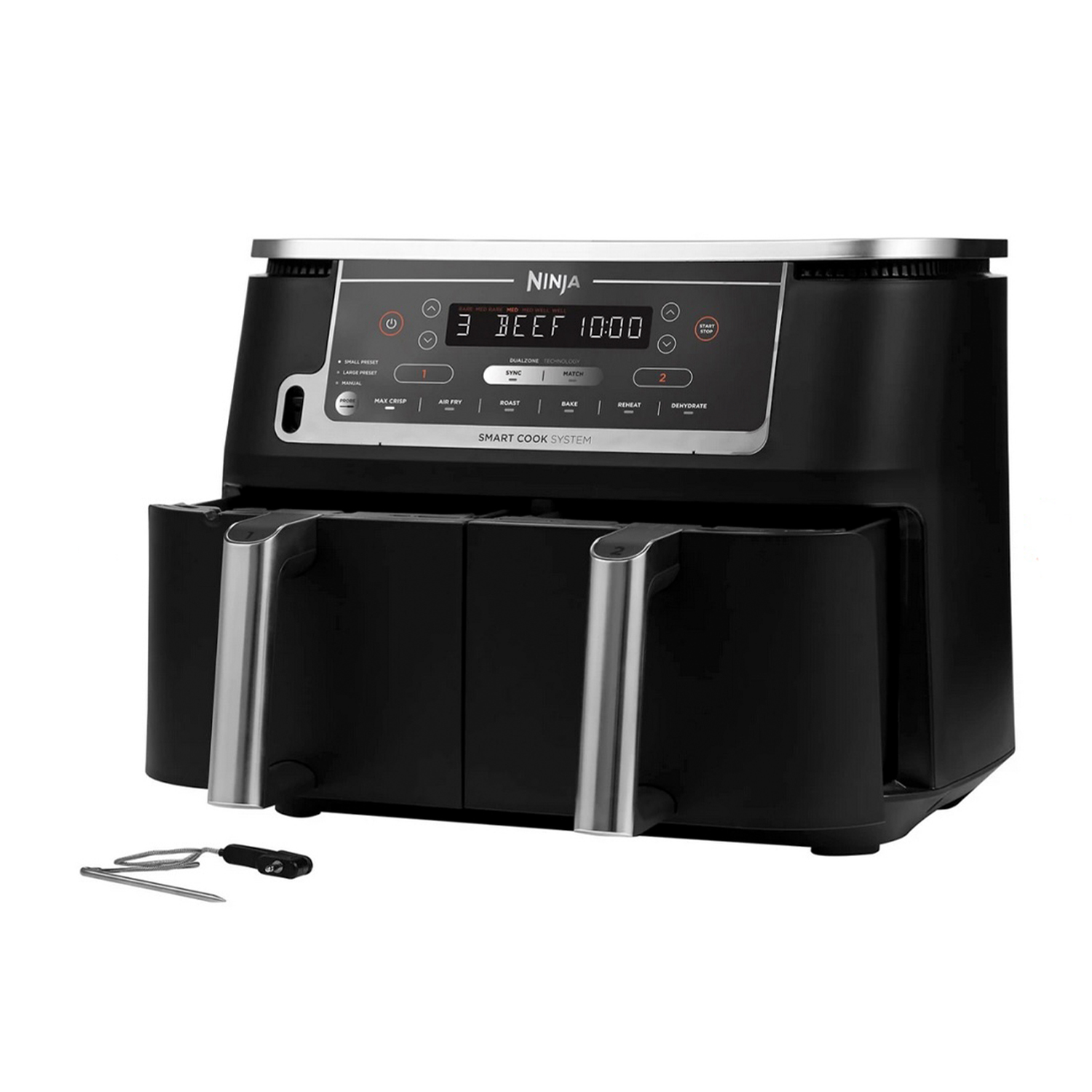 Friggitrice ad aria Ninja nera con doppi cestelli, maniglie argentate e display digitale, sfondo bianco.