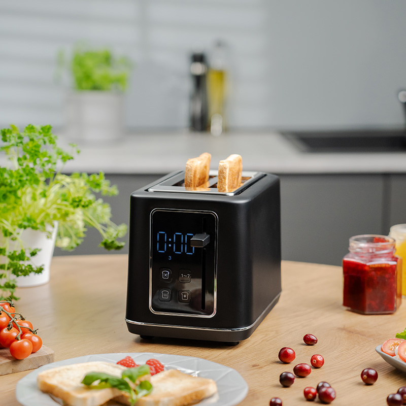 Czarny toster z dwoma tostami, wyświetlaczem i różnymi produktami spożywczymi.