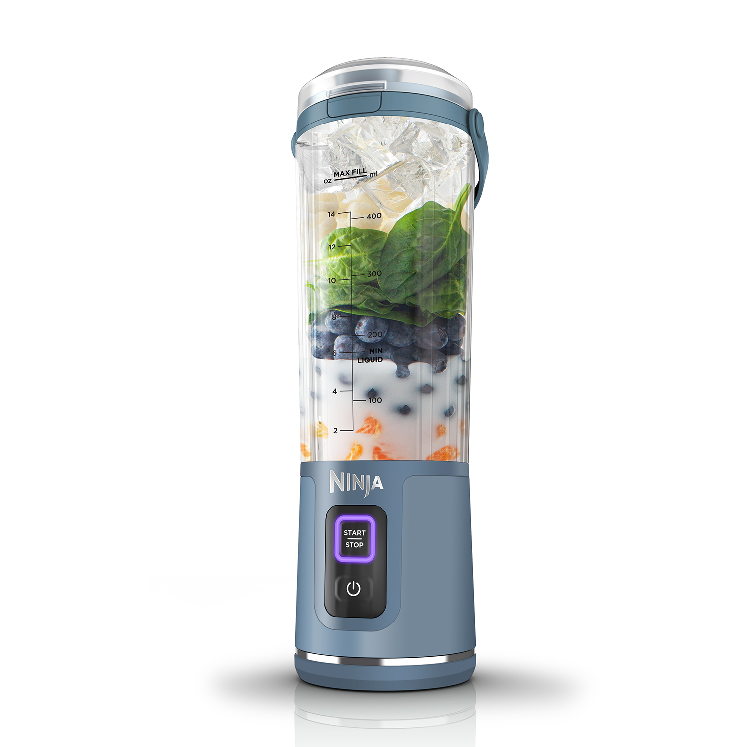 Frullatore Ninja blu e trasparente con ingredienti: ghiaccio, spinaci, mirtilli e latte.