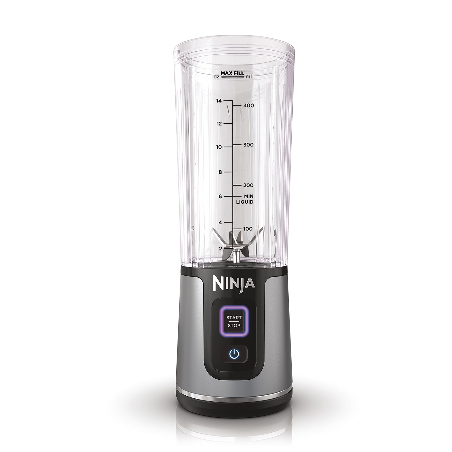 Un frullatore Ninja argento e grigio con un contenitore di plastica trasparente e un pulsante start/stop.