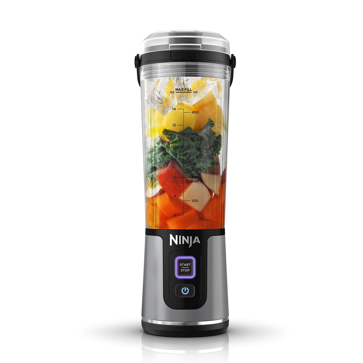 Frullatore con frutta e verdura dentro. Base argentata con coperchio nero. C'è il logo Ninja.
