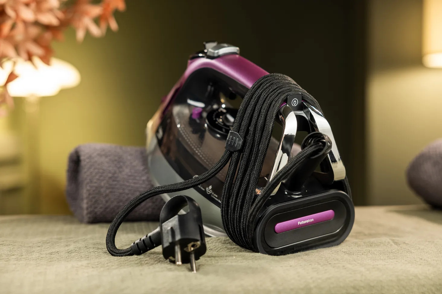 Czarny grill z otwartą pokrywą, pokazujący powierzchnię do gotowania i pokrętło sterowania.