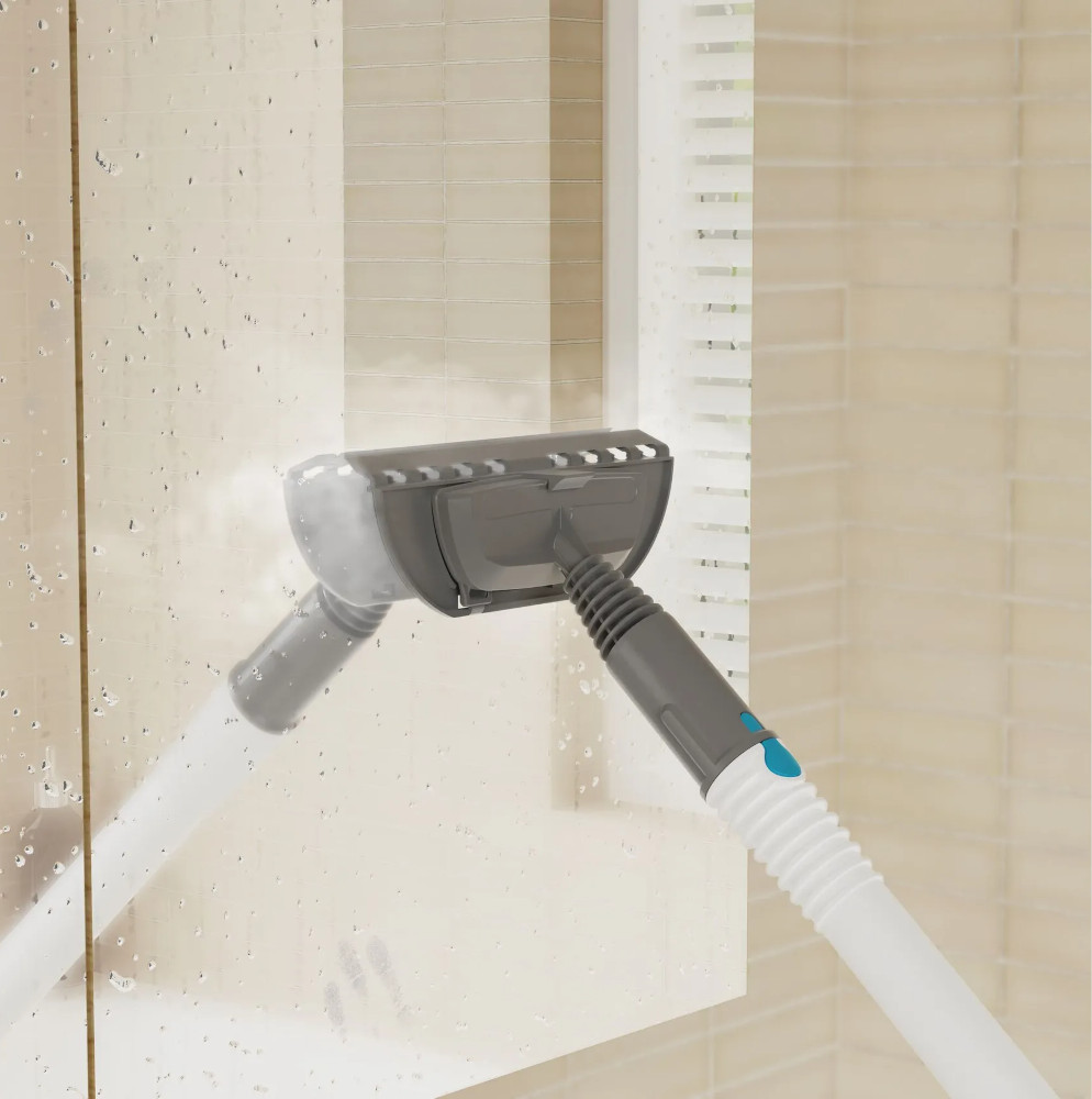 Un nettoyeur vapeur utilisé pour nettoyer une porte de douche en verre, créant de la vapeur et des gouttelettes.