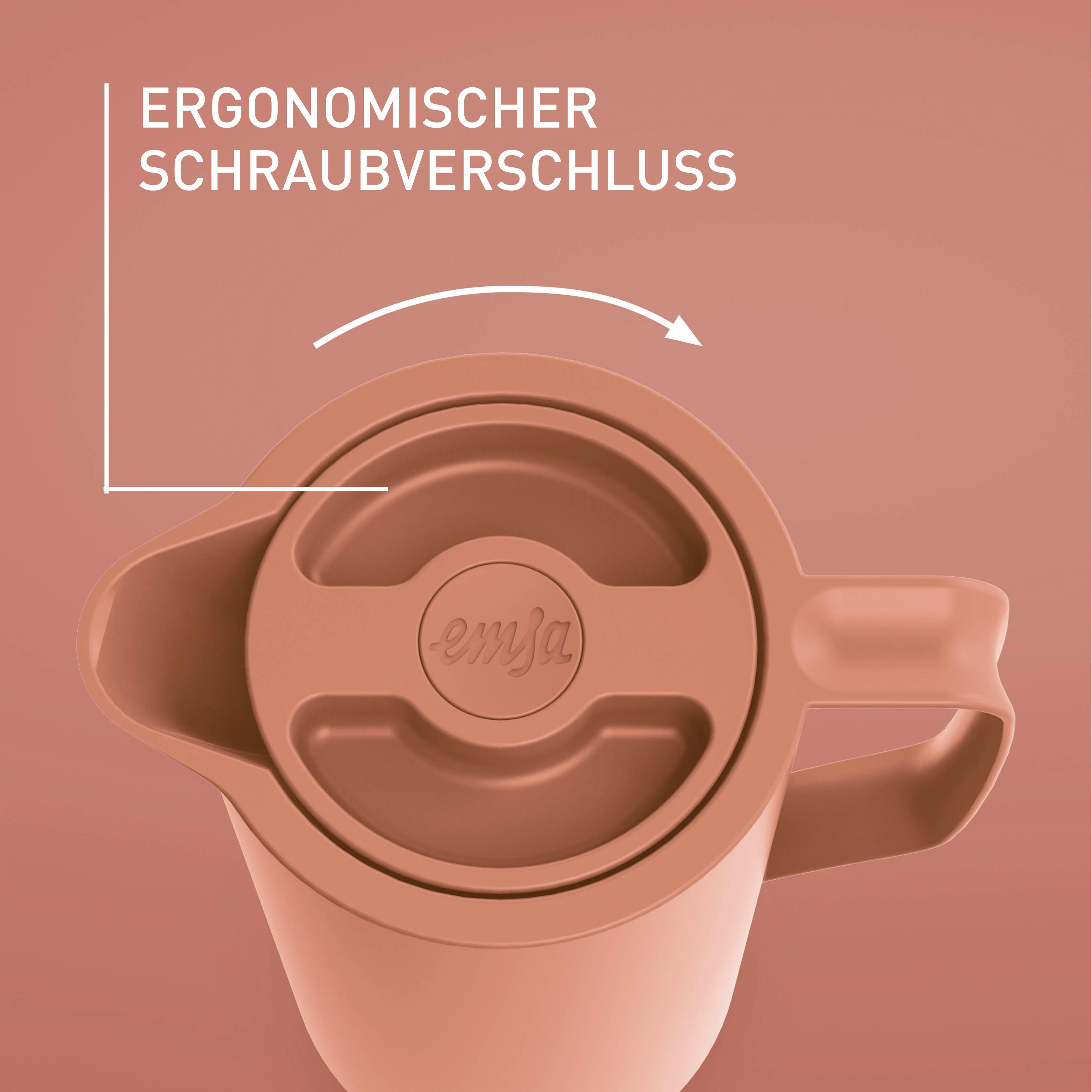 Nahaufnahme eines hellbraunen Wasserkruges mit Deckel und Griff, auf braunem Hintergrund.