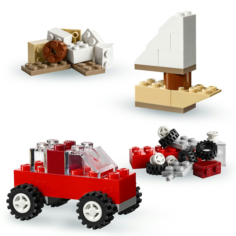 Das Bild zeigt Lego-Steine, die zu vier verschiedenen Strukturen zusammengesetzt wurden: Auto, Turm und andere Formen.