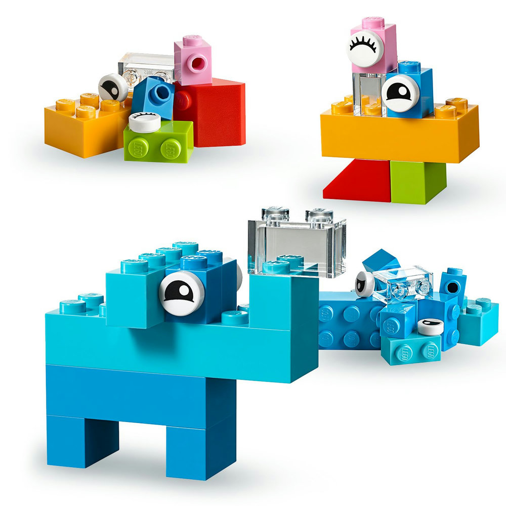 Vier LEGO-Kreationen aus bunten Blöcken. Sie ähneln Figuren und Objekten.